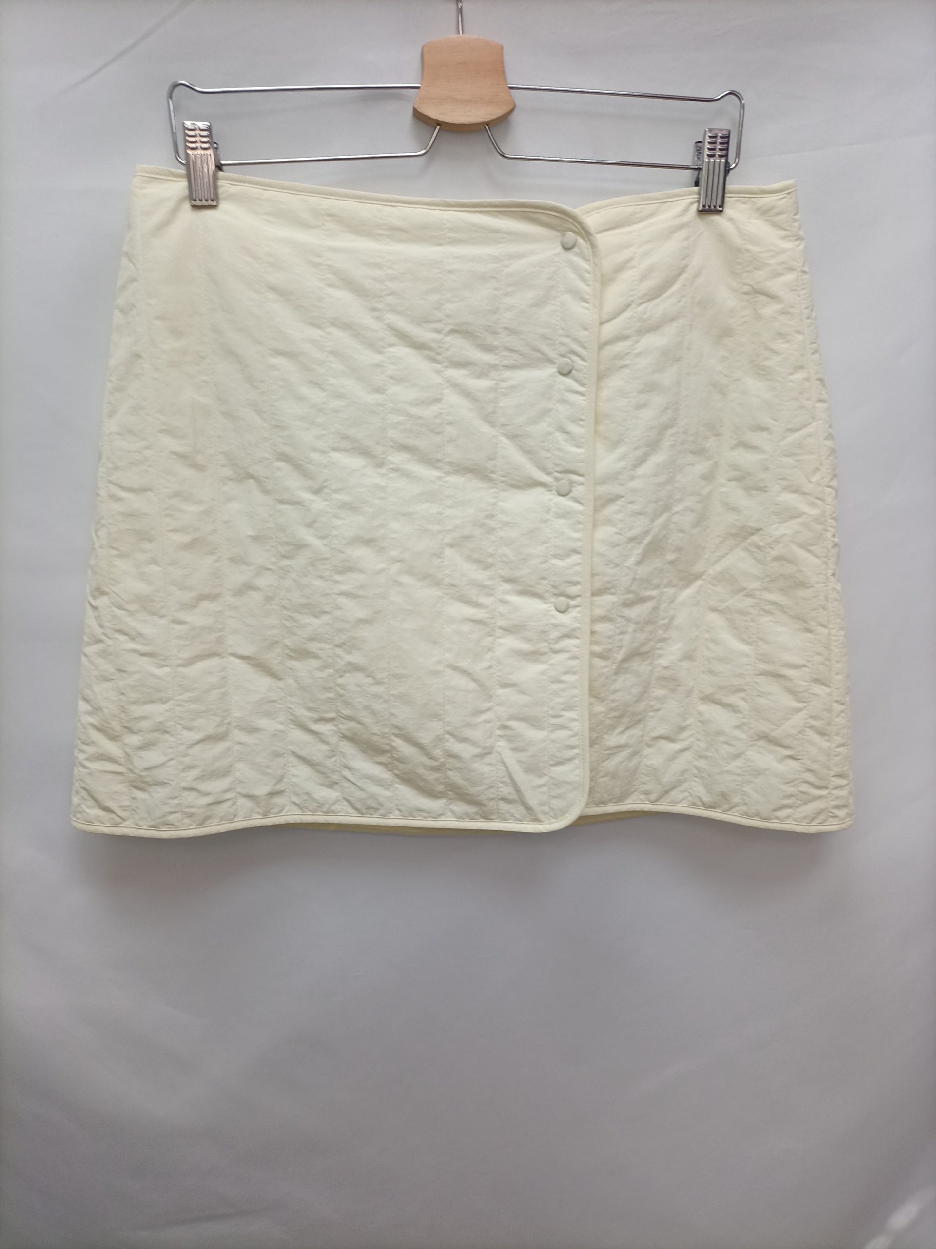 ZARA. Falda corta beige  T.xl