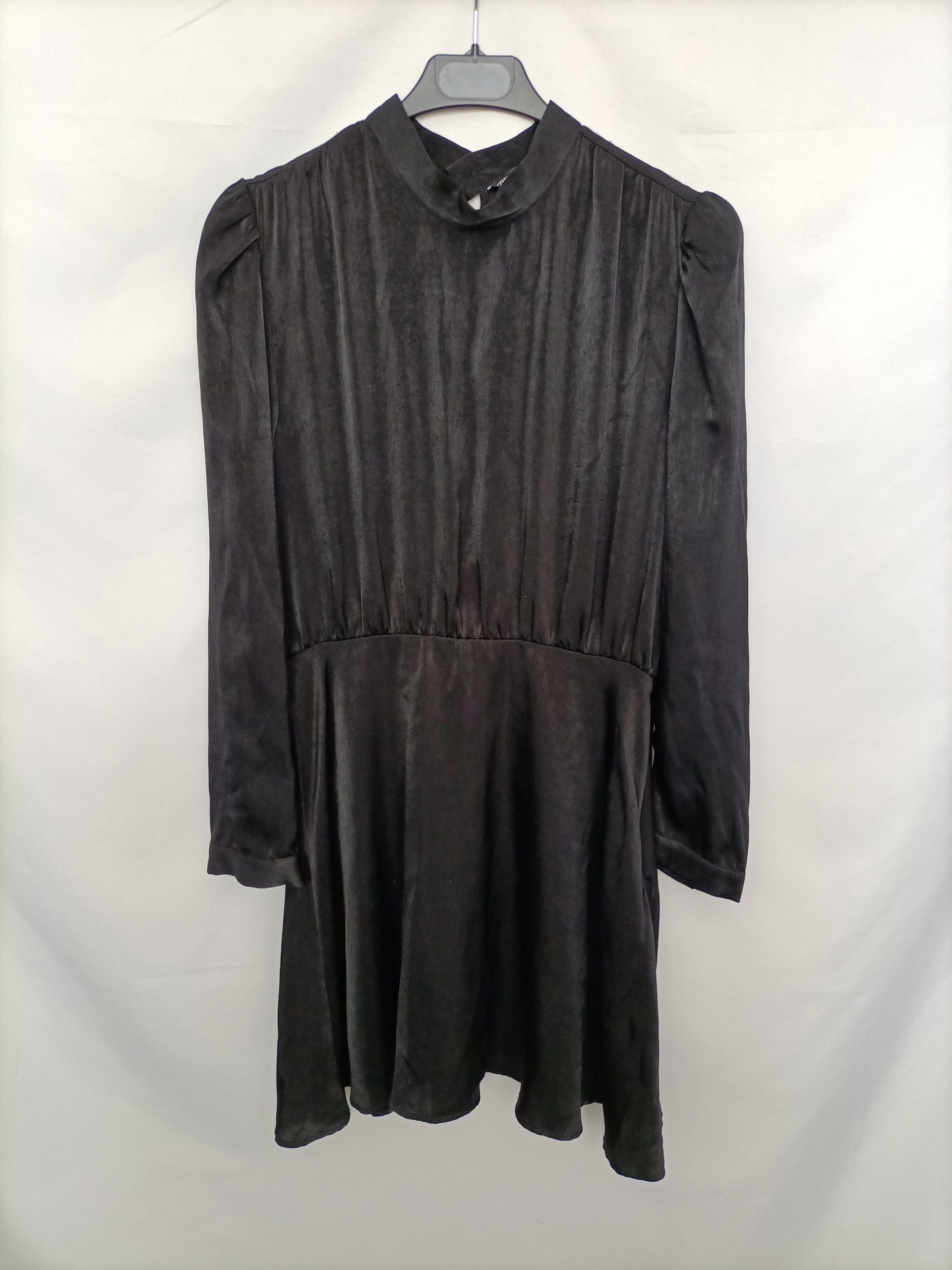 ZARA. Vestido corto negro T.l