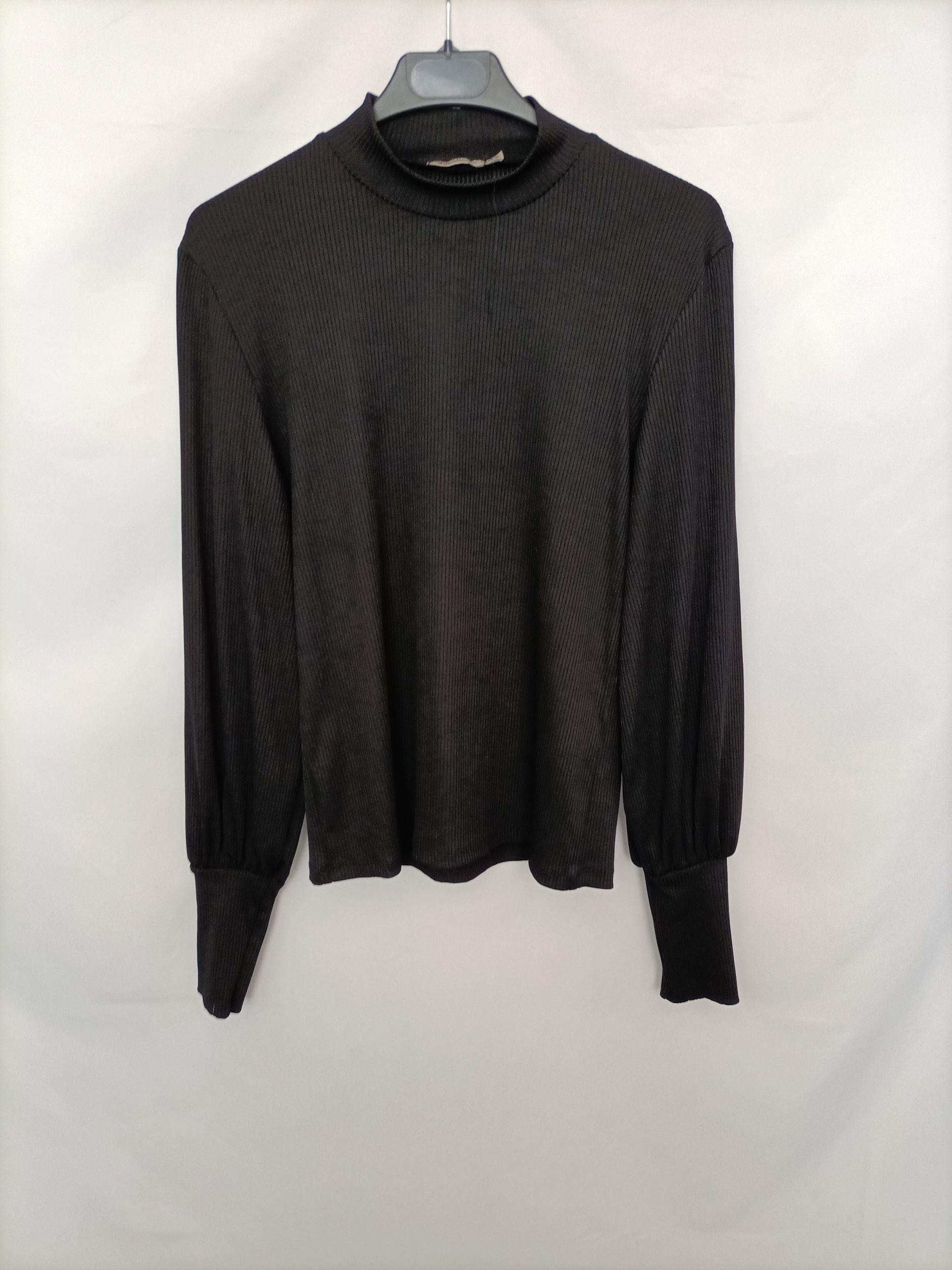 STRADIVARIUS. Top negro canalé T.m