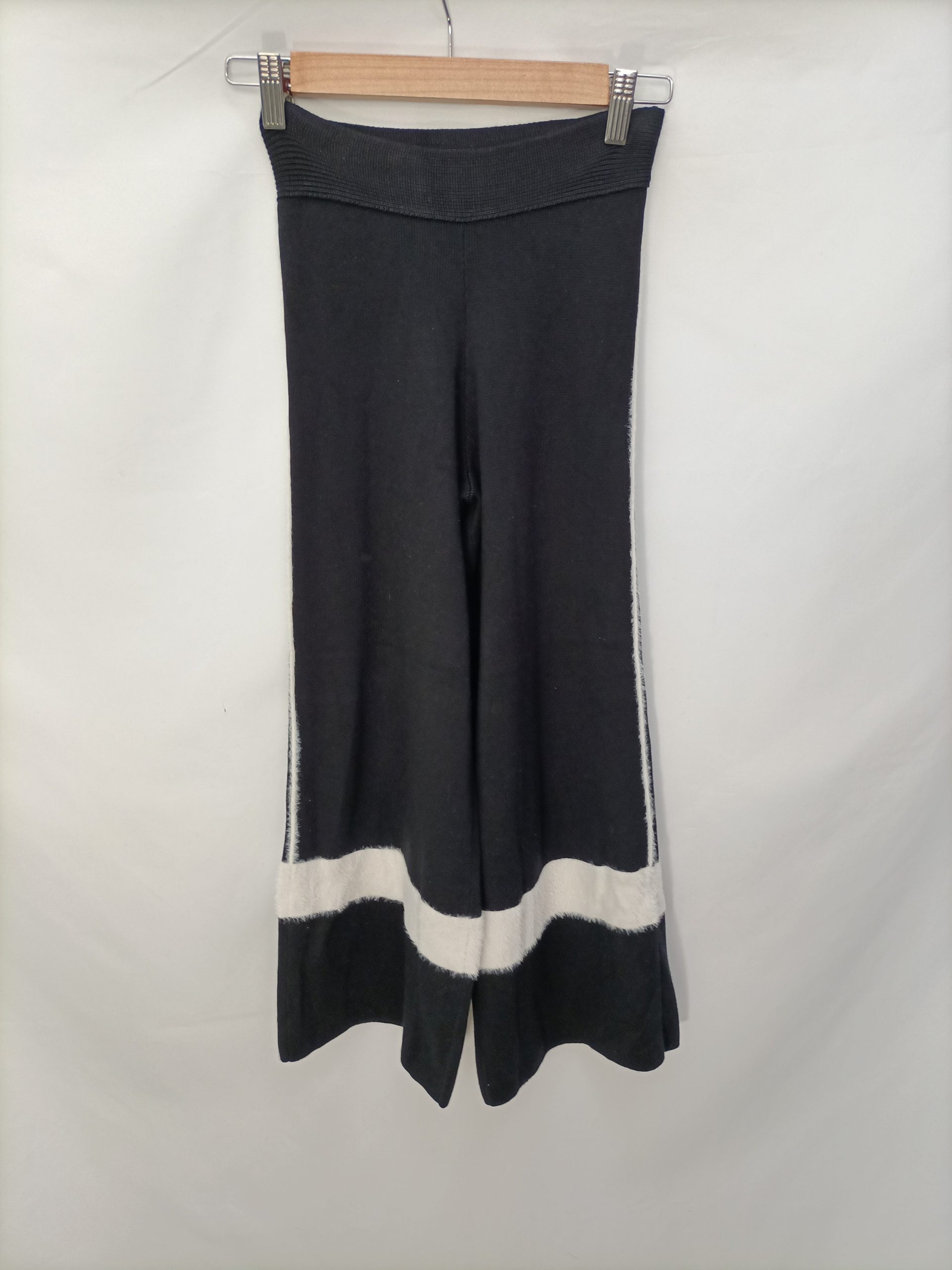 NEW LOOK. Pantalón negro raya blancaT.32