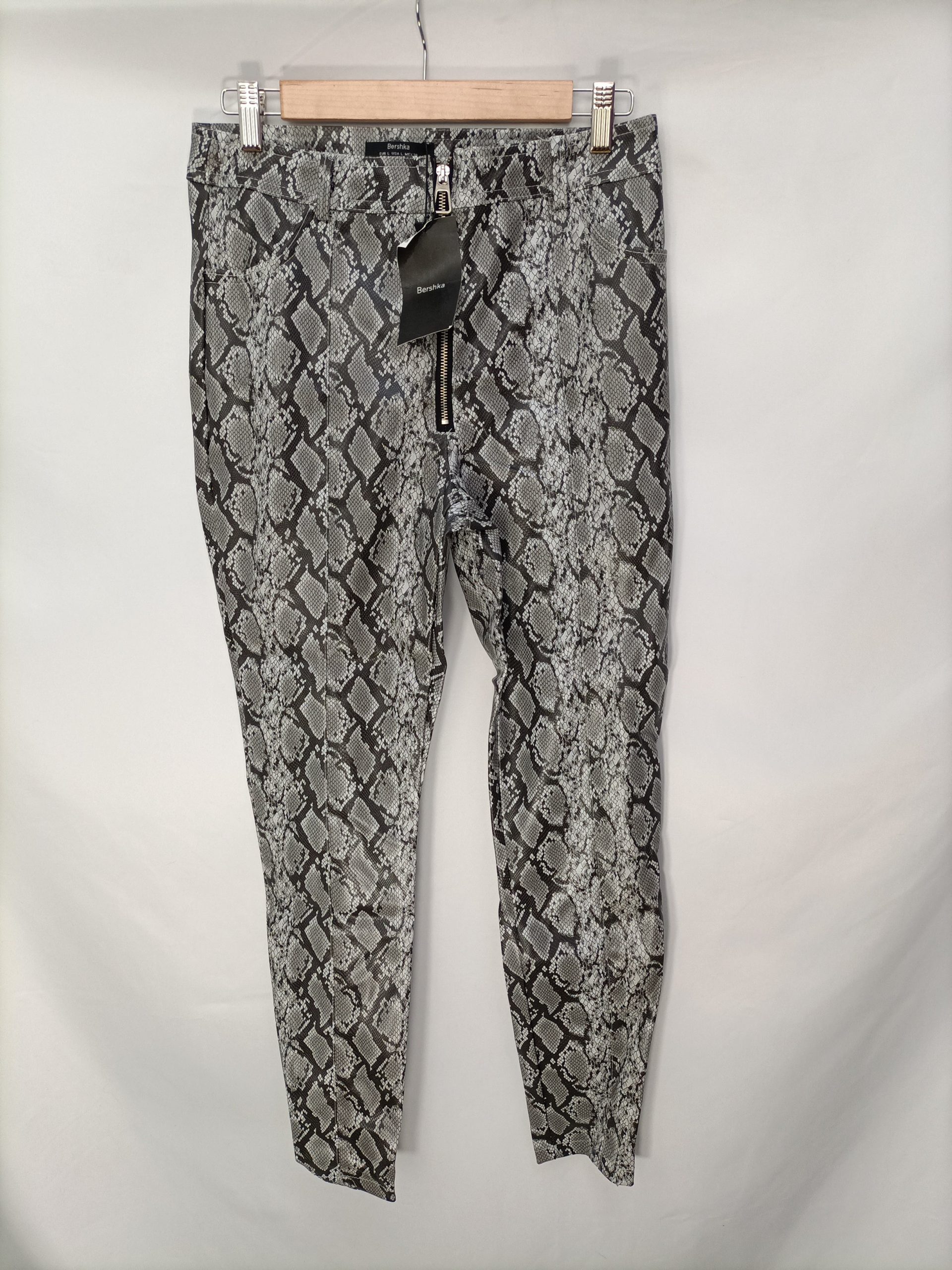BERSHKA. Pantalones serpiente T. L