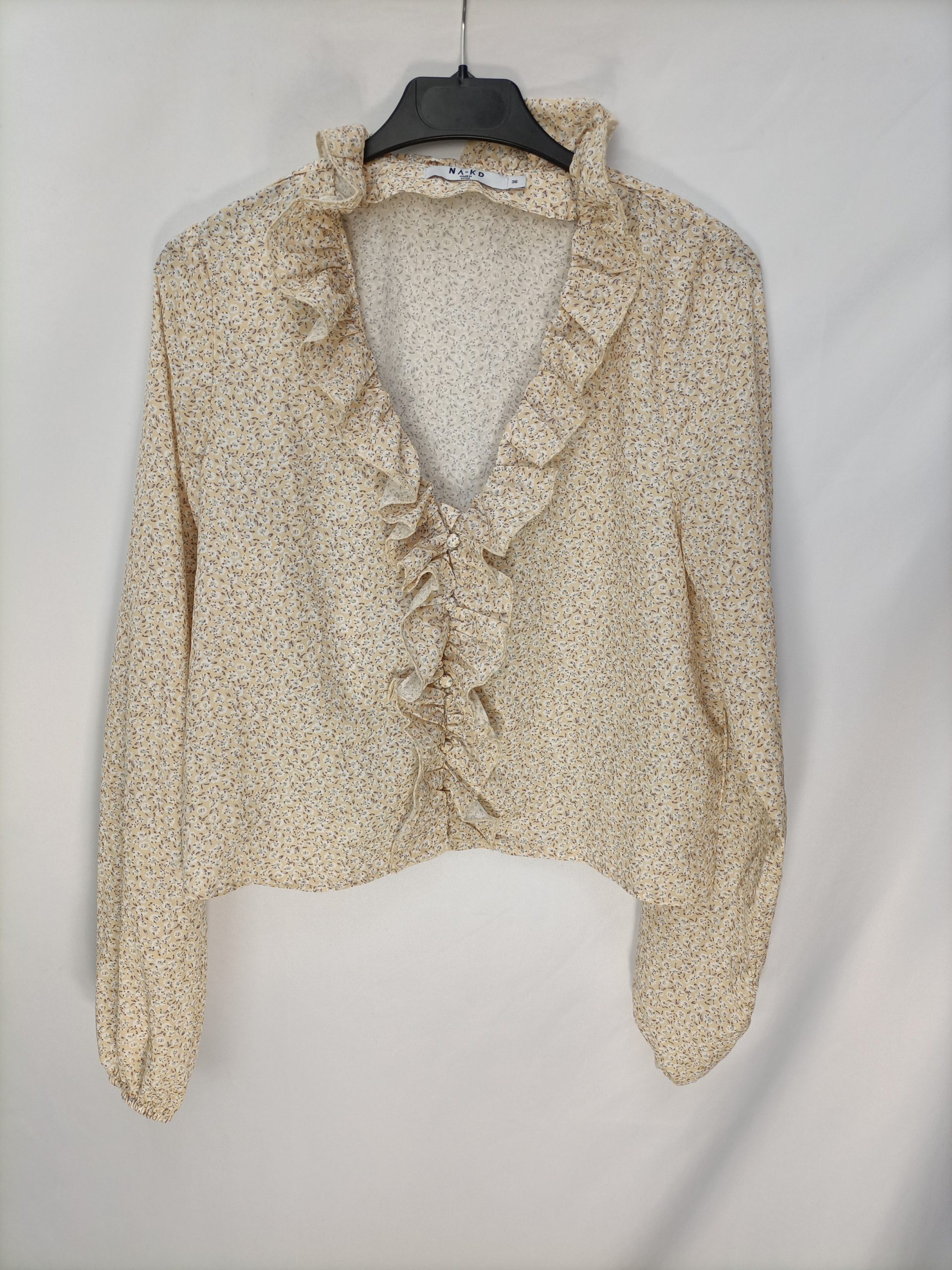 NA-KD. Blusa amarilla florecitas T.36