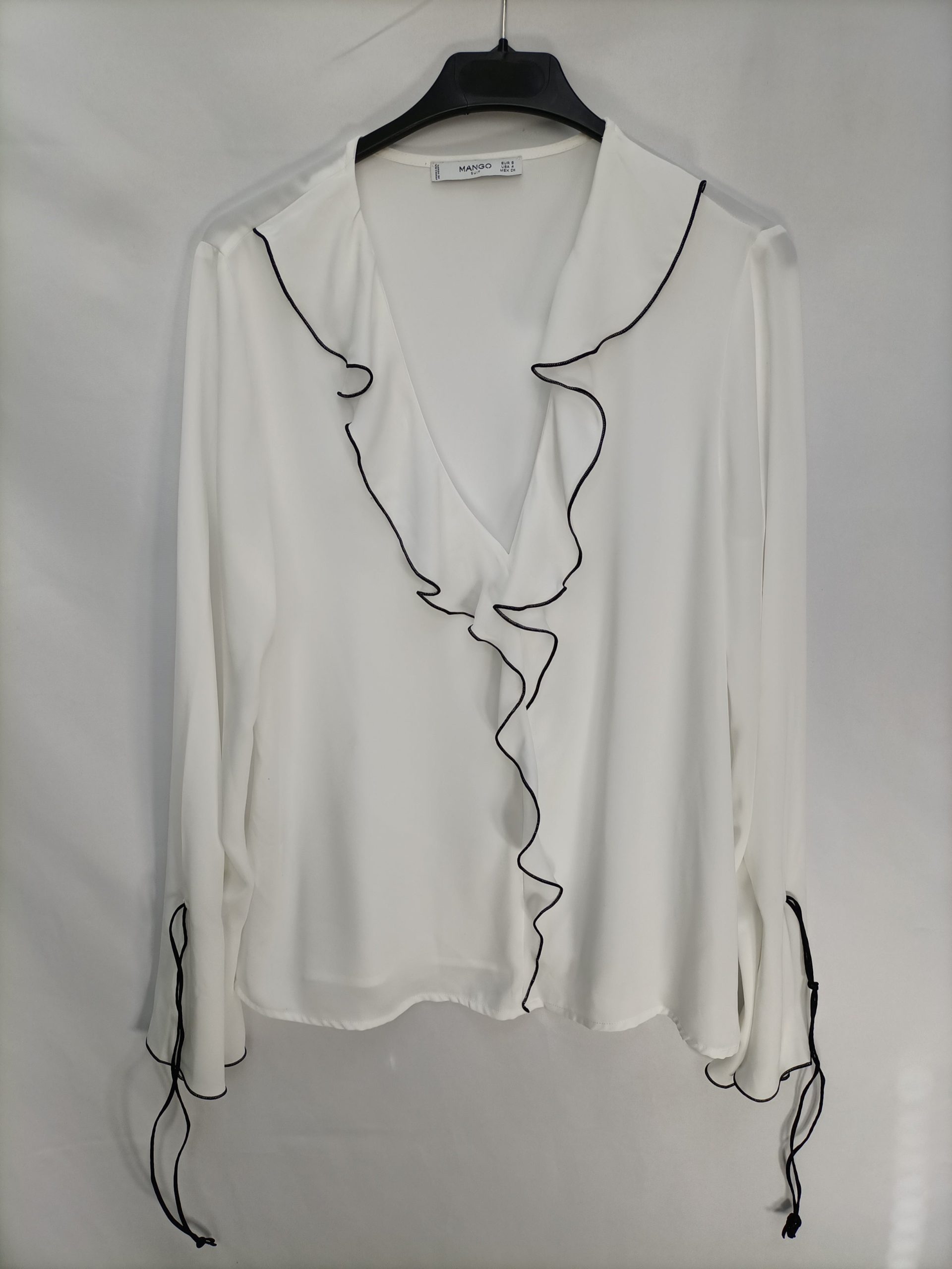 MANGO. Blusa blanca volante T.s
