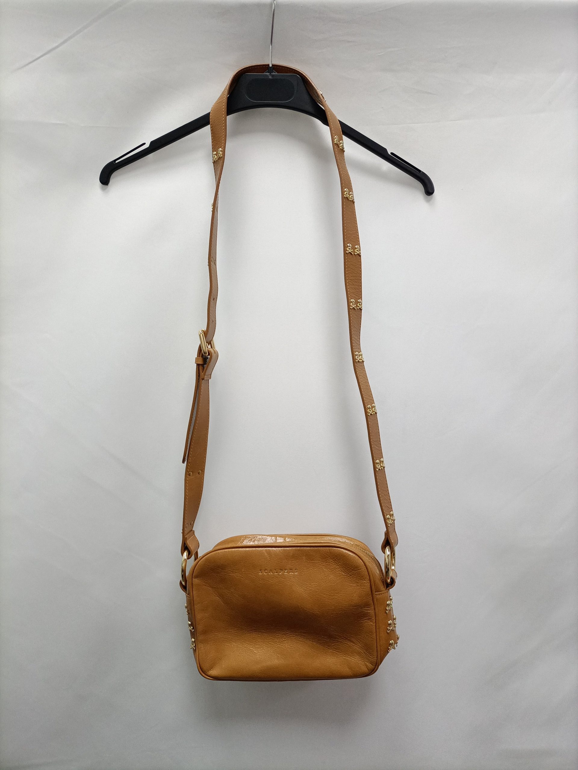 SCALPERS. Bolso beige calaveras T.39