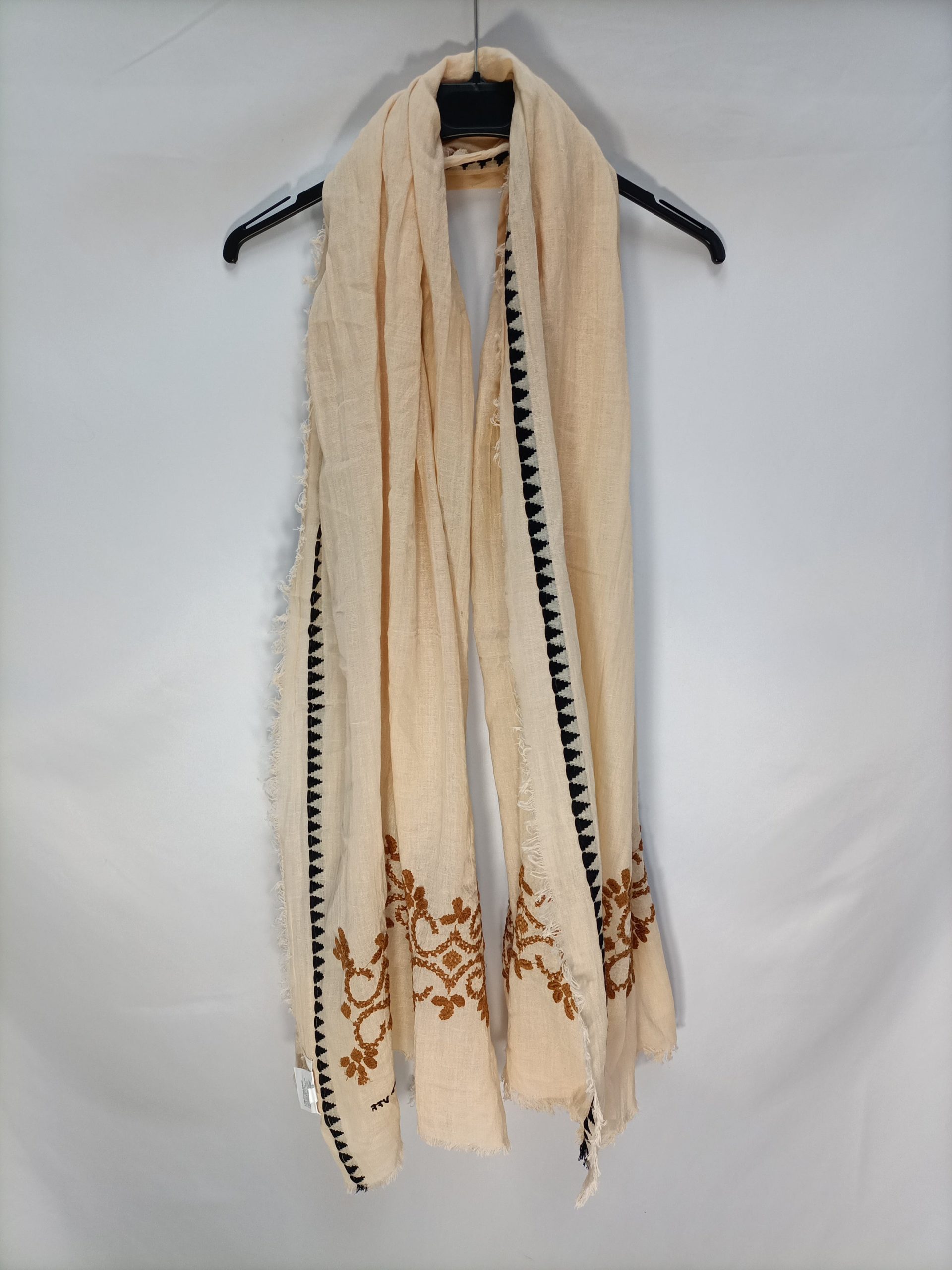 INDI&COLD. Fular beige bordado T.u