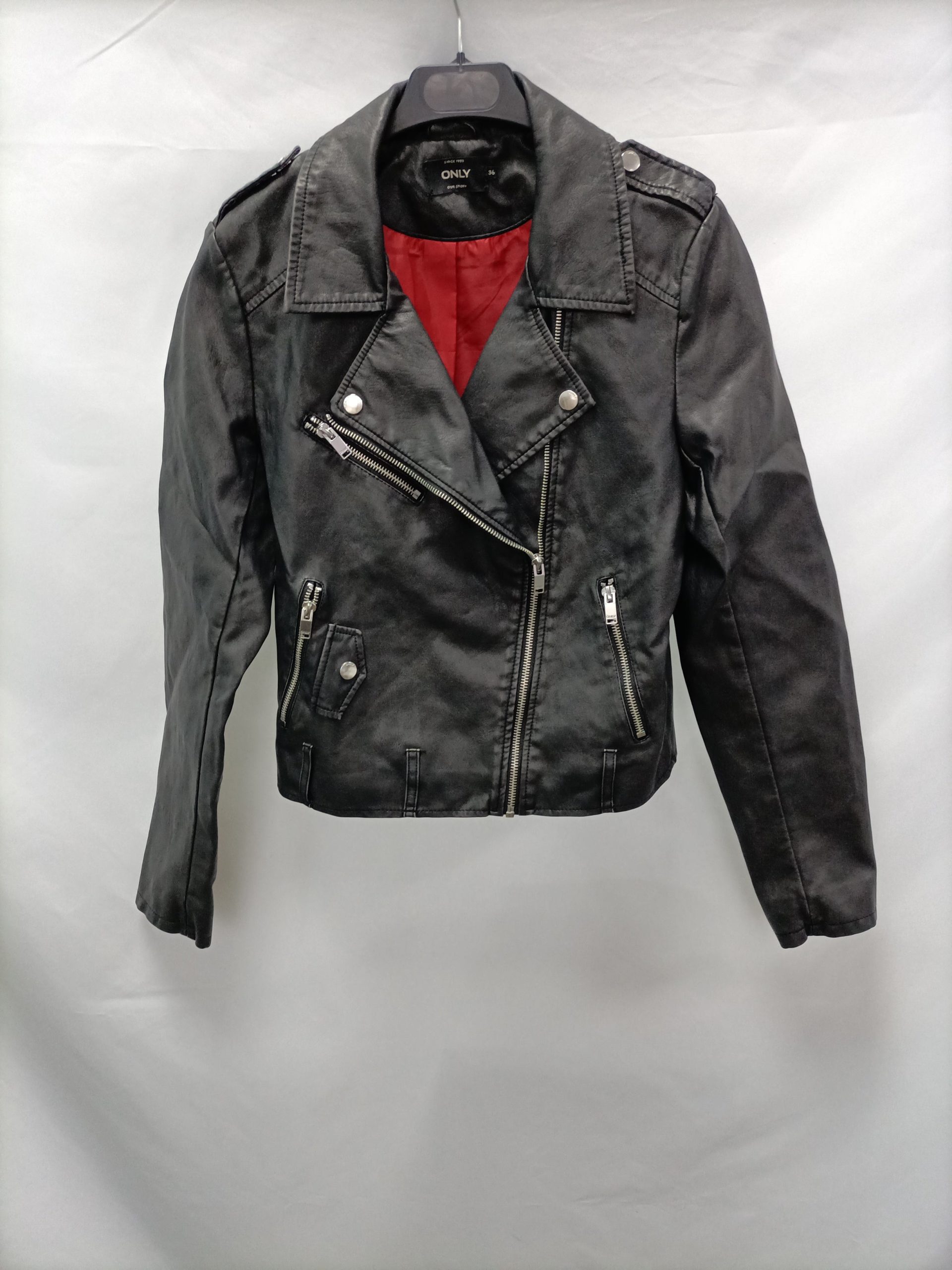 ONLY. Biker negra polipiel T.36