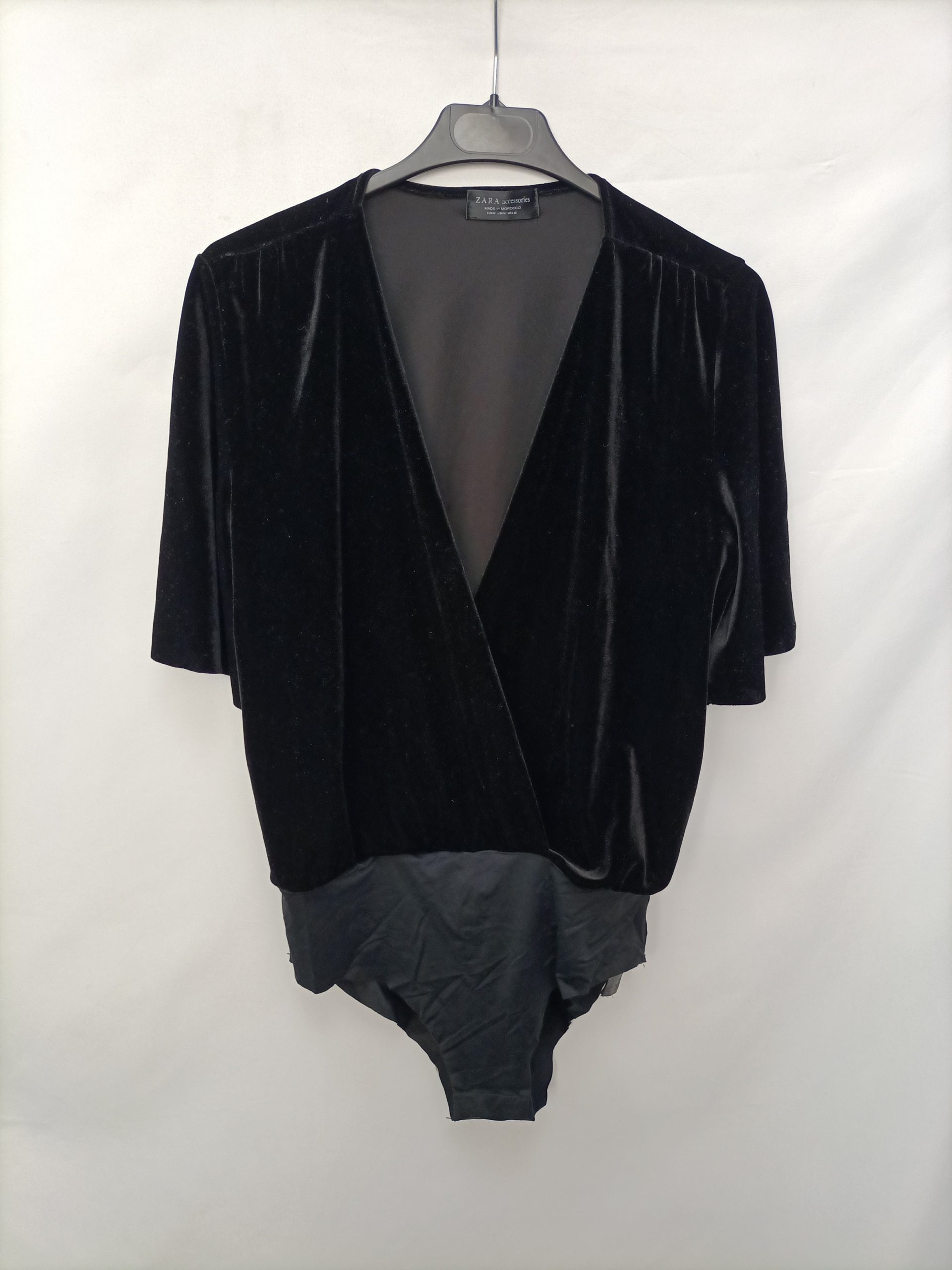 ZARA. Body negro terciopelo T.m