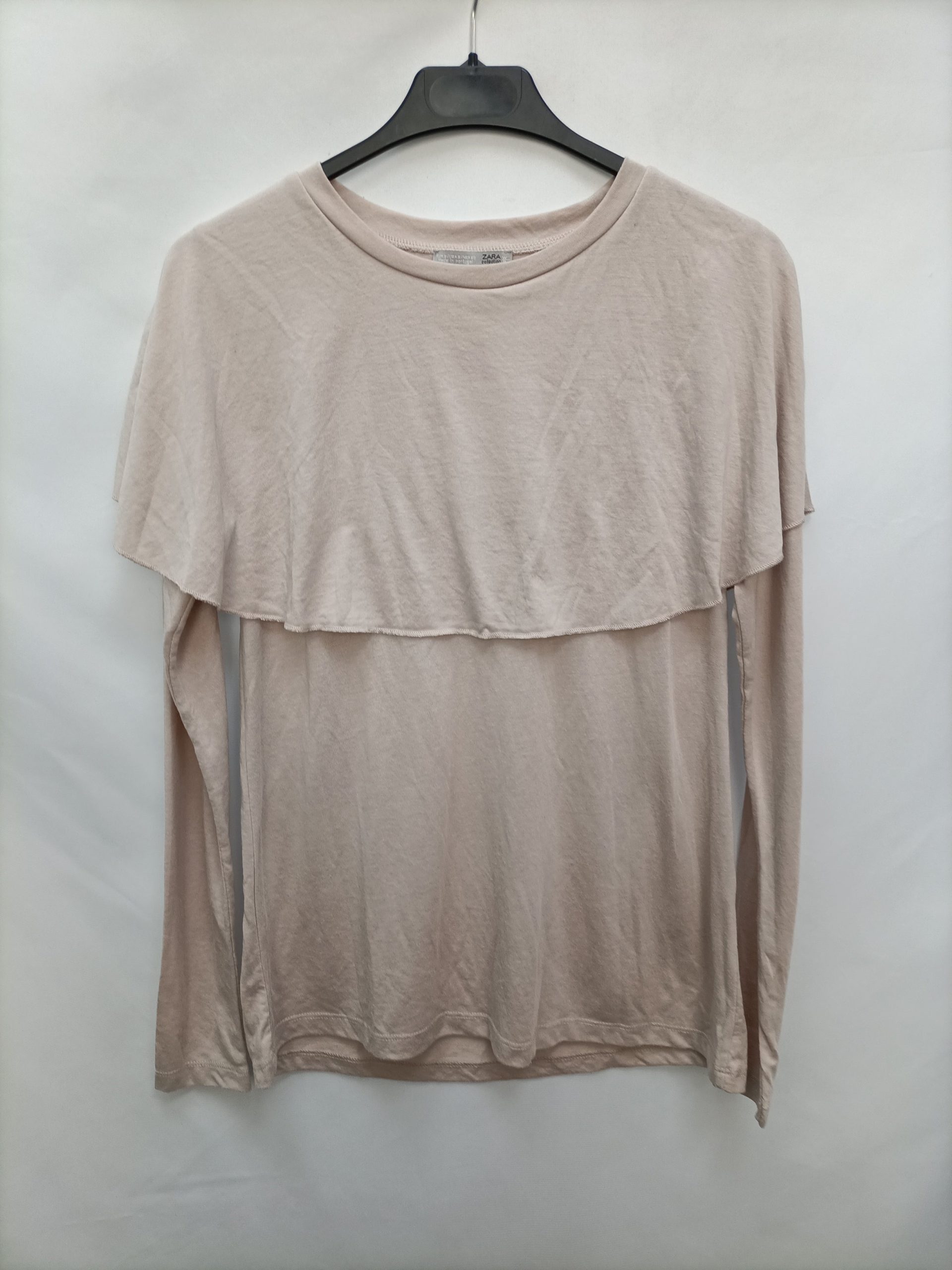 ZARA. Camisa beige volante T.s