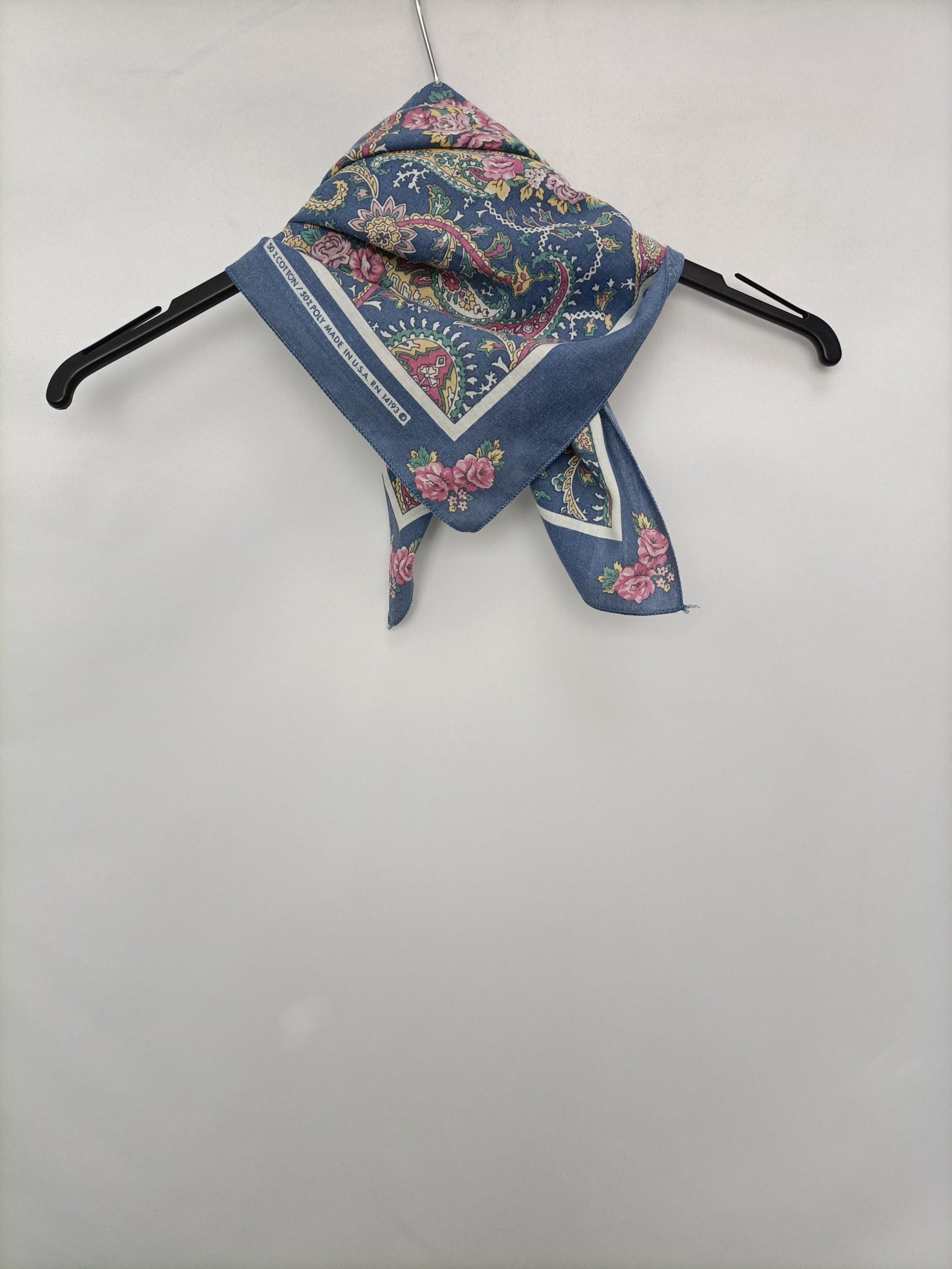 OTRAS. Pañuelo azul amebas