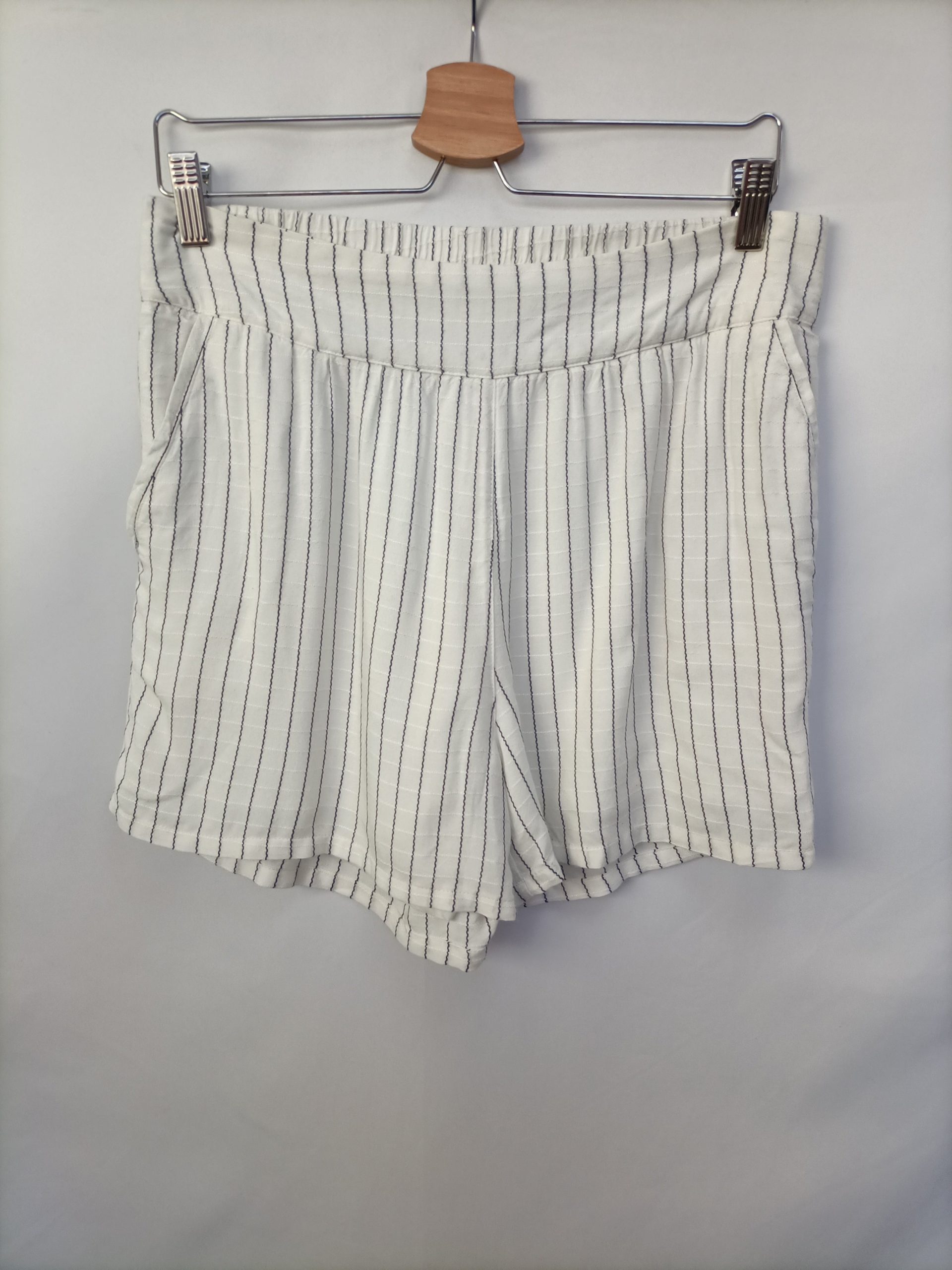OBJECT. Shorts blanco rayas T.36