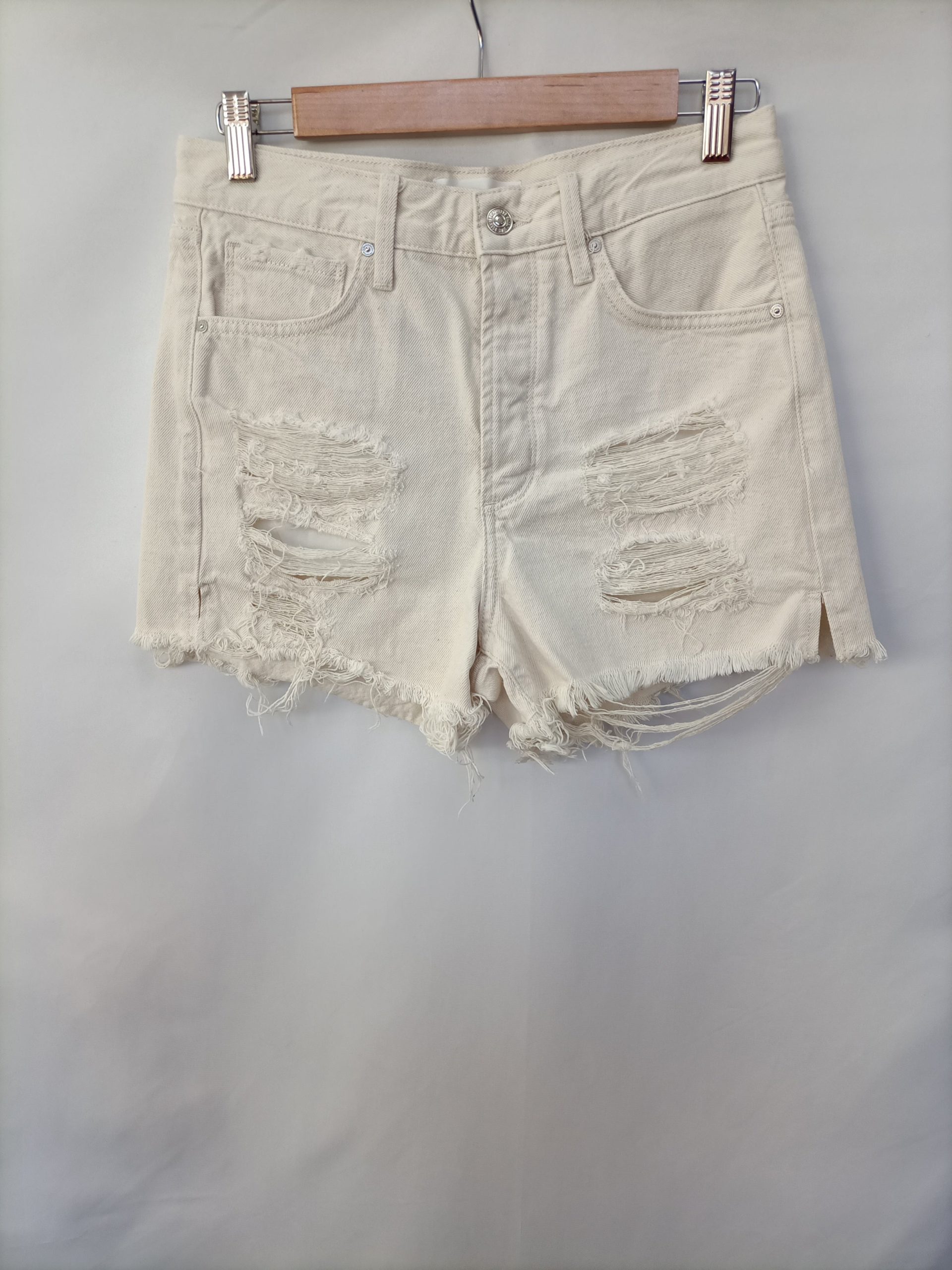 MANGO. Shorts beige rotos T.36