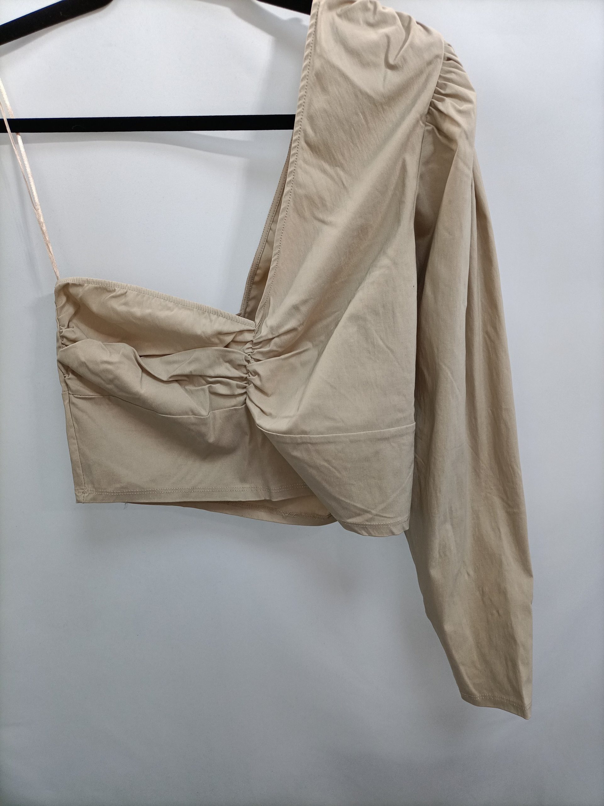 PULL&BEAR. Top beige asimétrico T.l