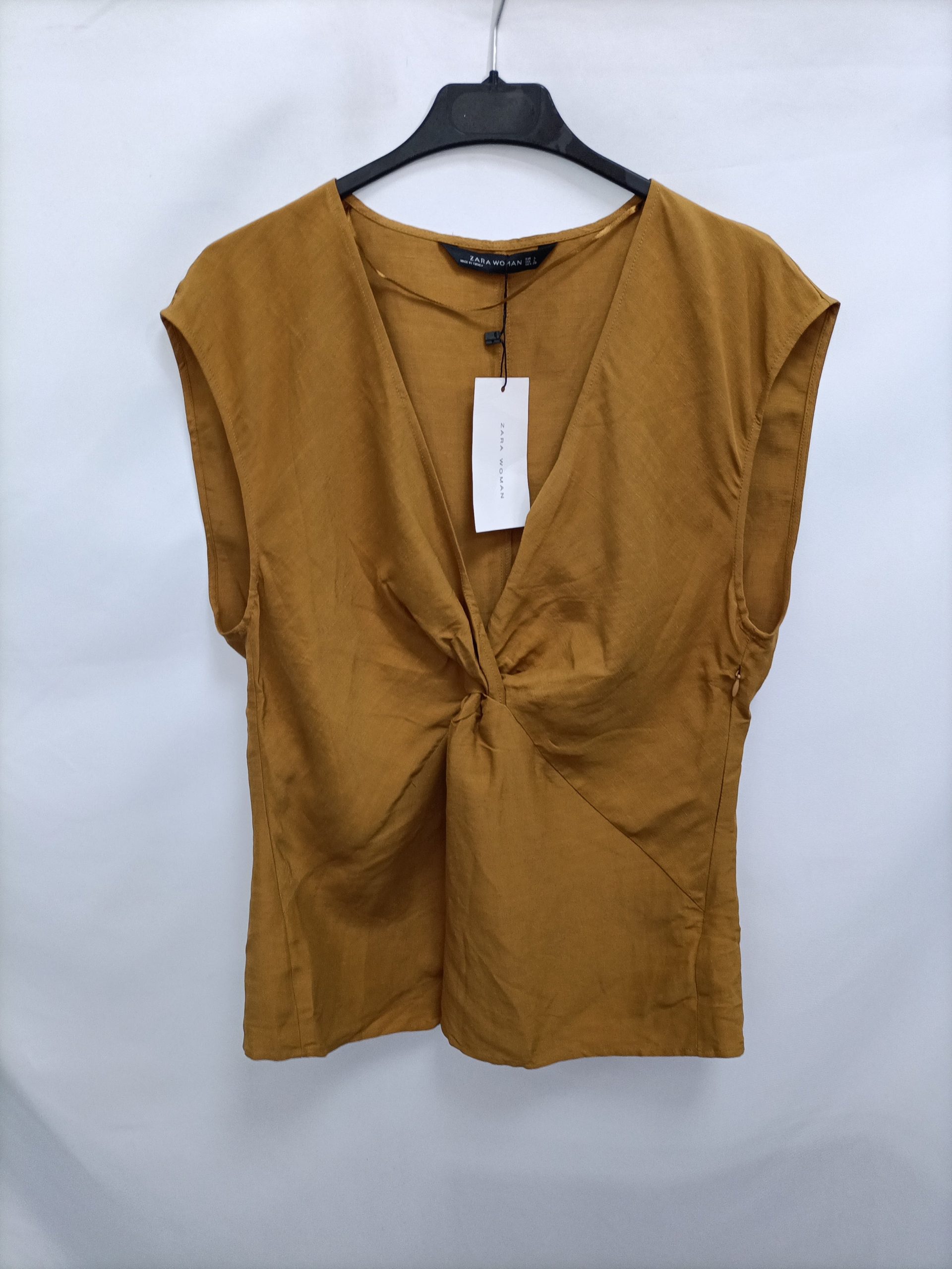 ZARA. Top mostaza nudo T.l