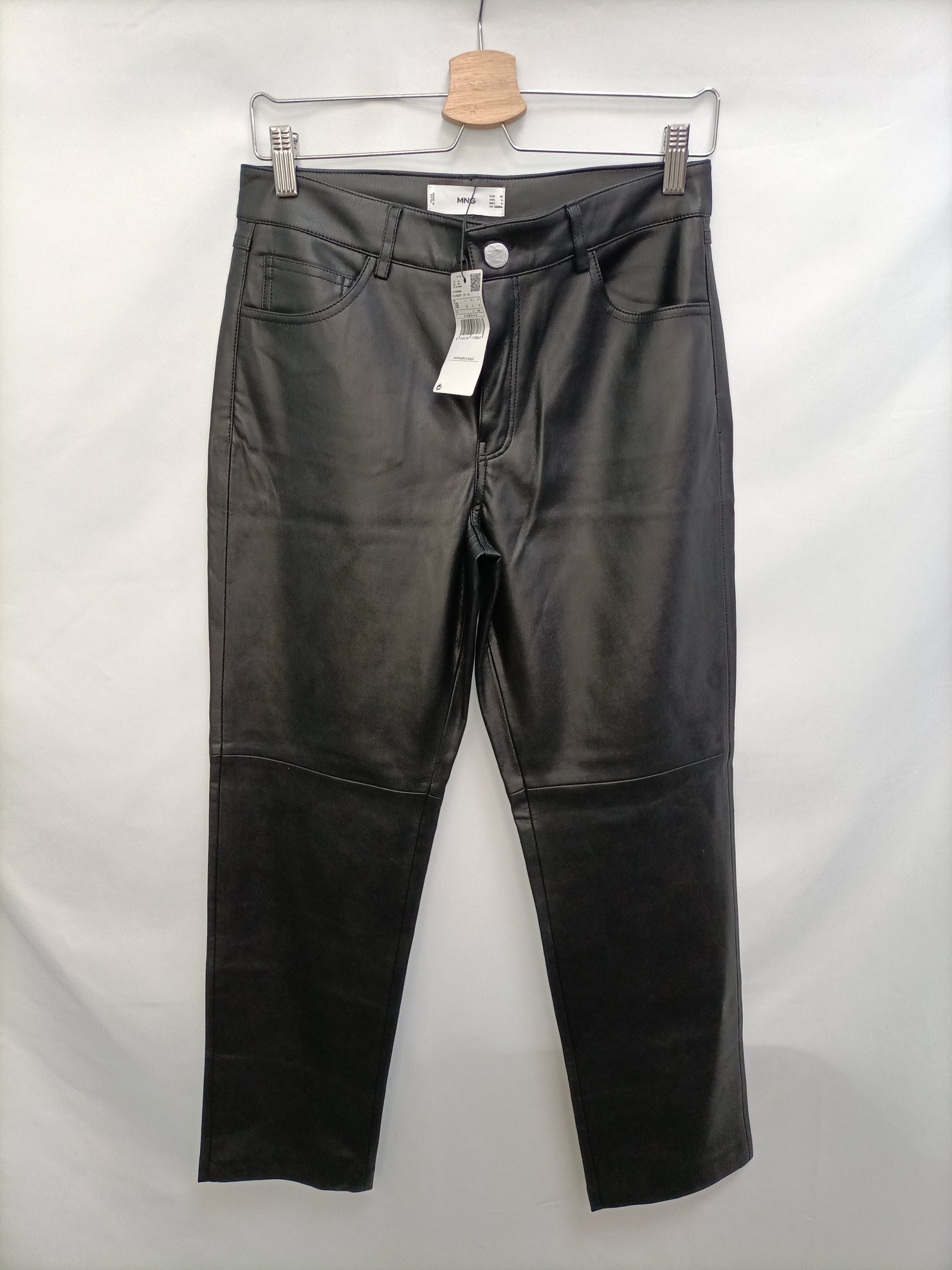 MANGO. Pantalón efecto piel T.38