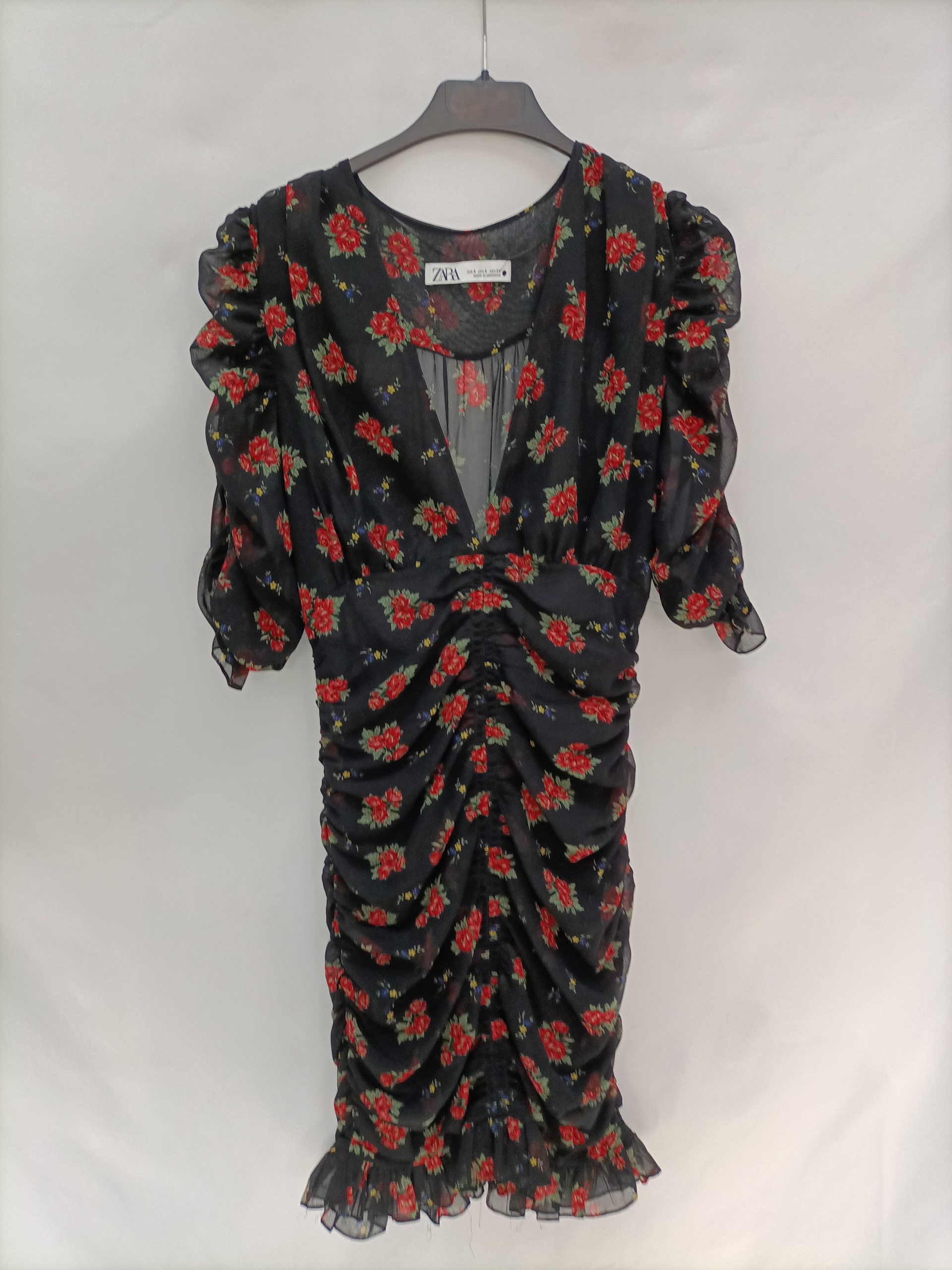 ZARA. Vestido negro fruncido T.s