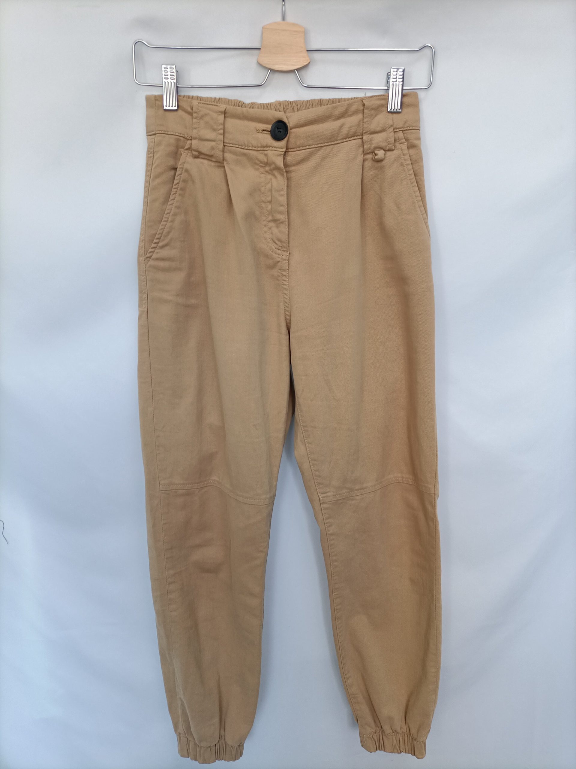 BERSHKA. Pantalón camel cargo T.34