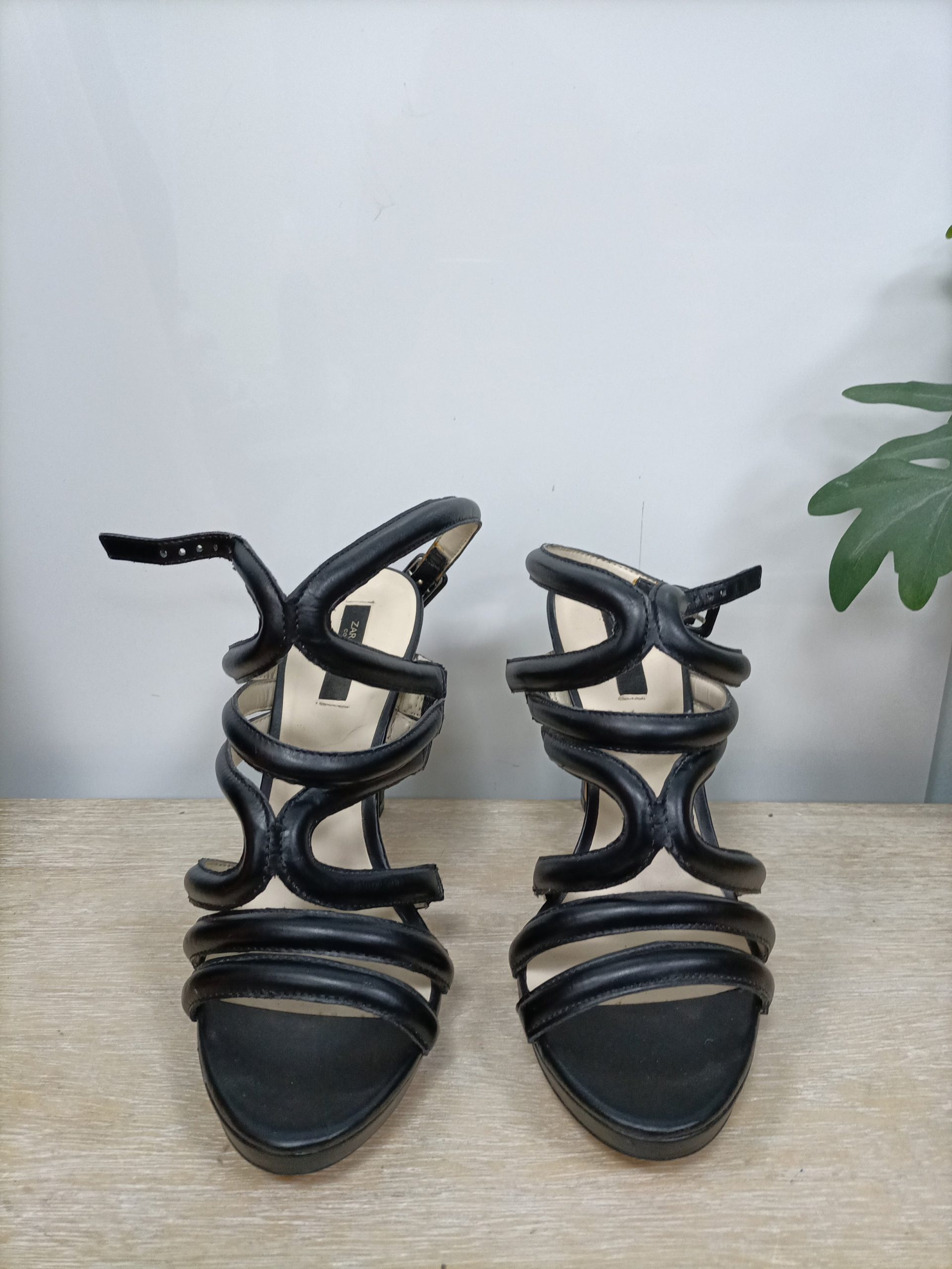 ZARA. Sandalia negra tiras T.40