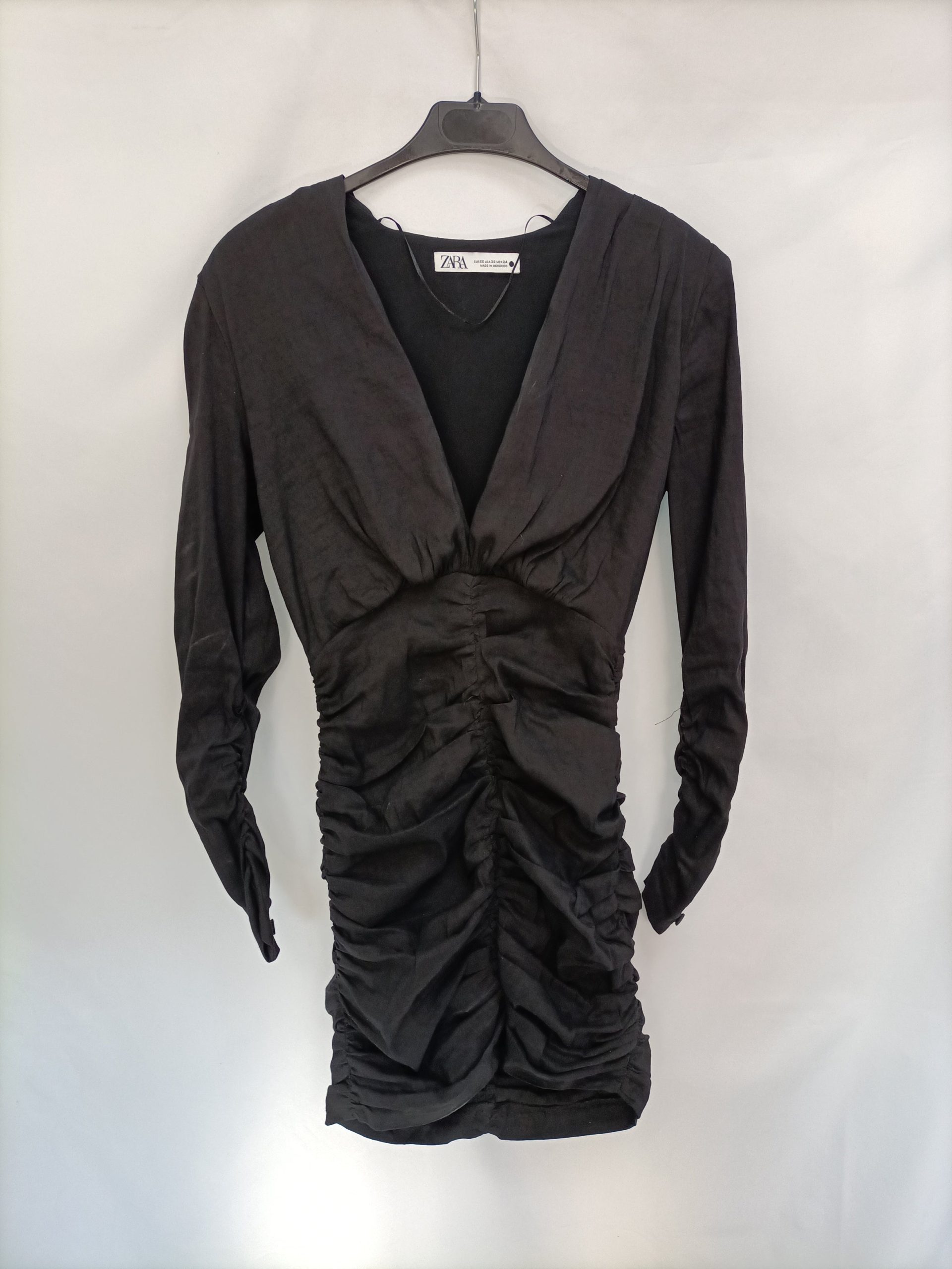 ZARA. Vestido negro fruncido T.xs