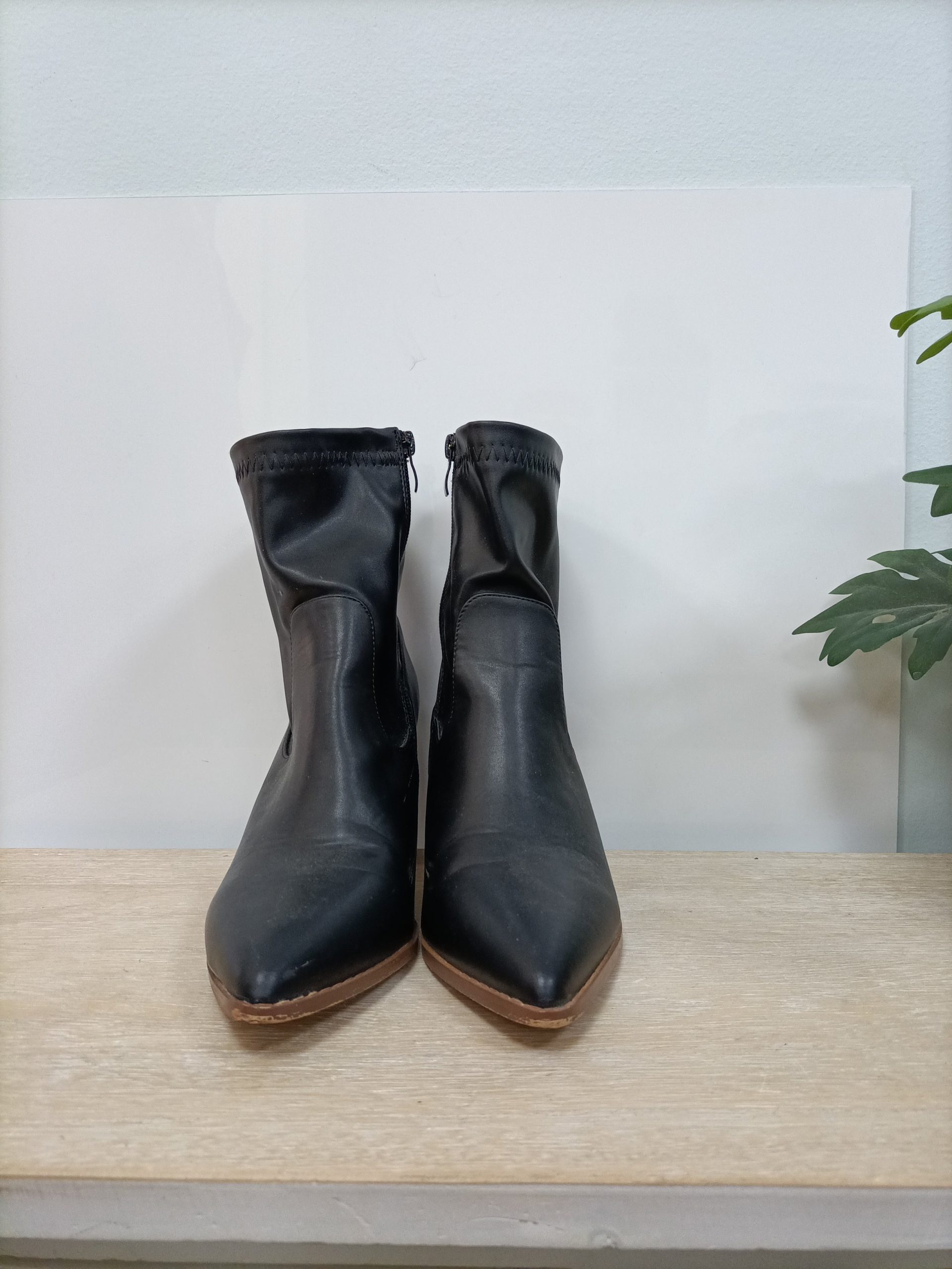 QUANTIQLO. Botín negro polipiel T. 38 (tara)