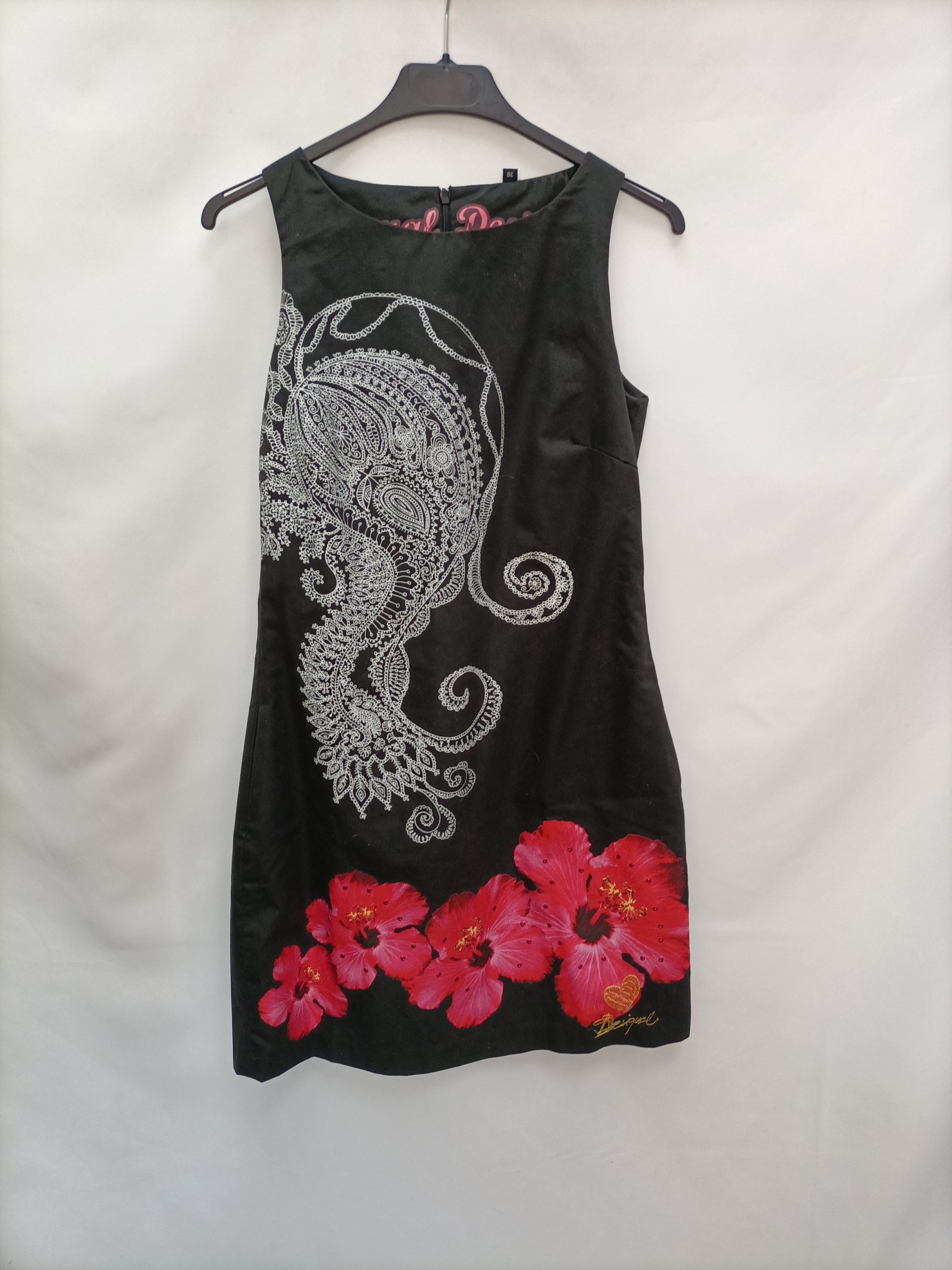 DESIGUAL. Vestido negro estampado T.36
