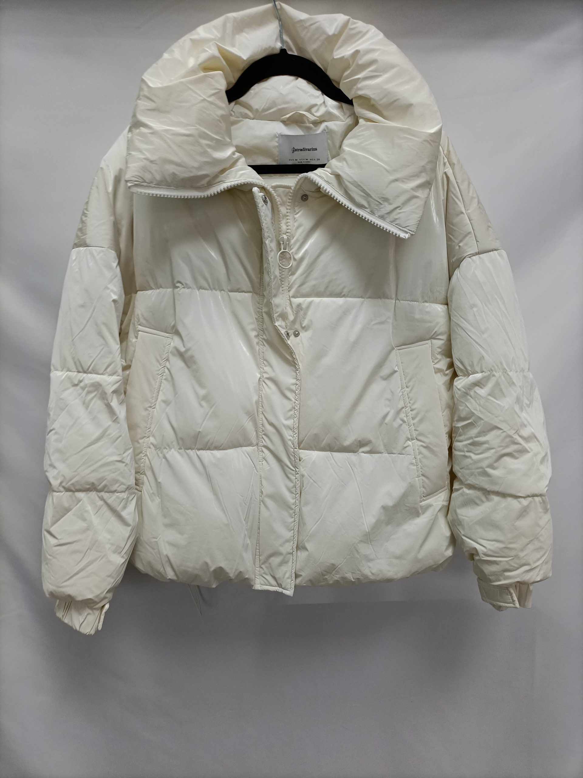 STRADIVARIUS. Plumas beige crudo T.m