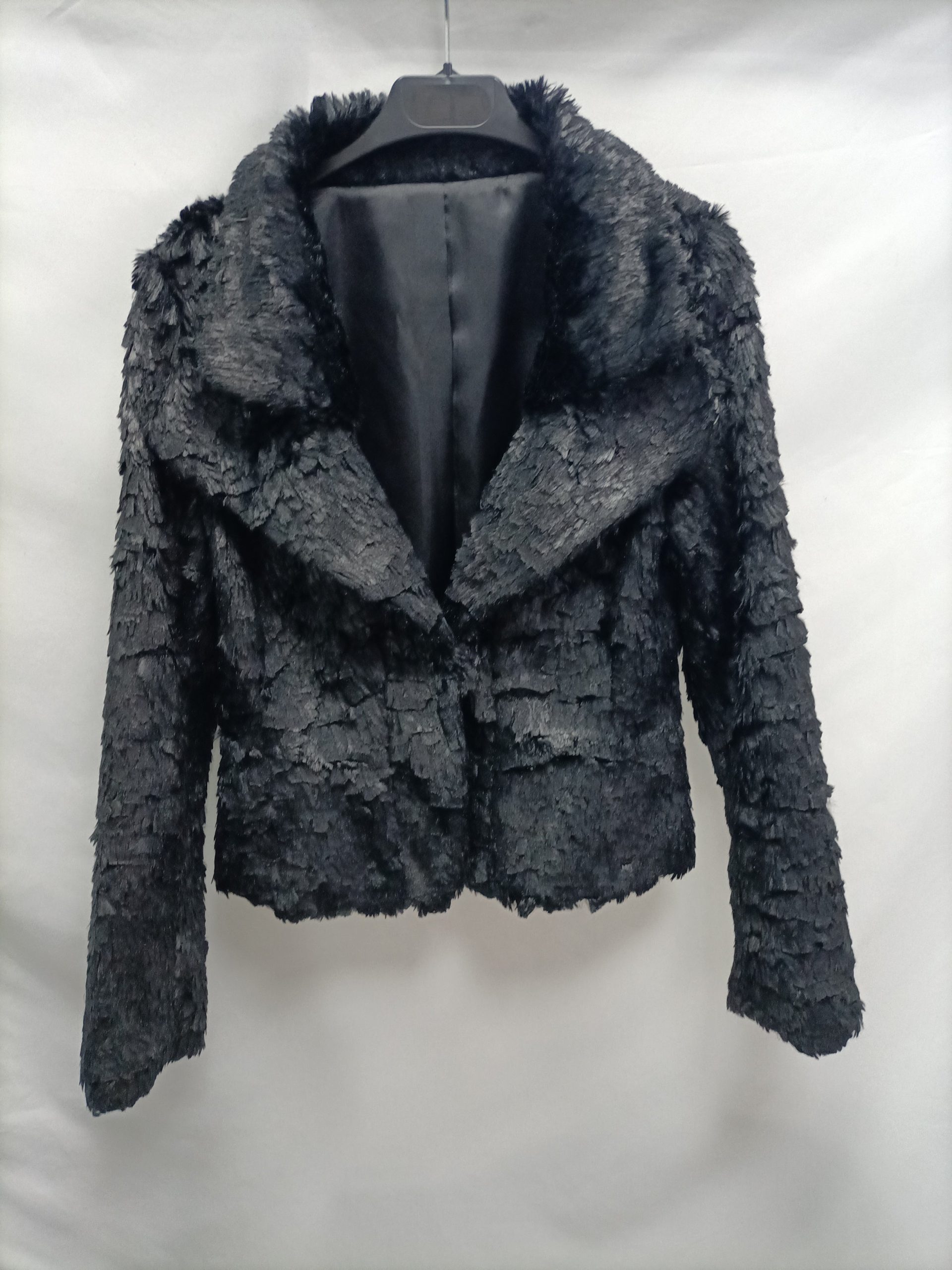 OTRAS. Chaqueta negra pelo T.u(s)