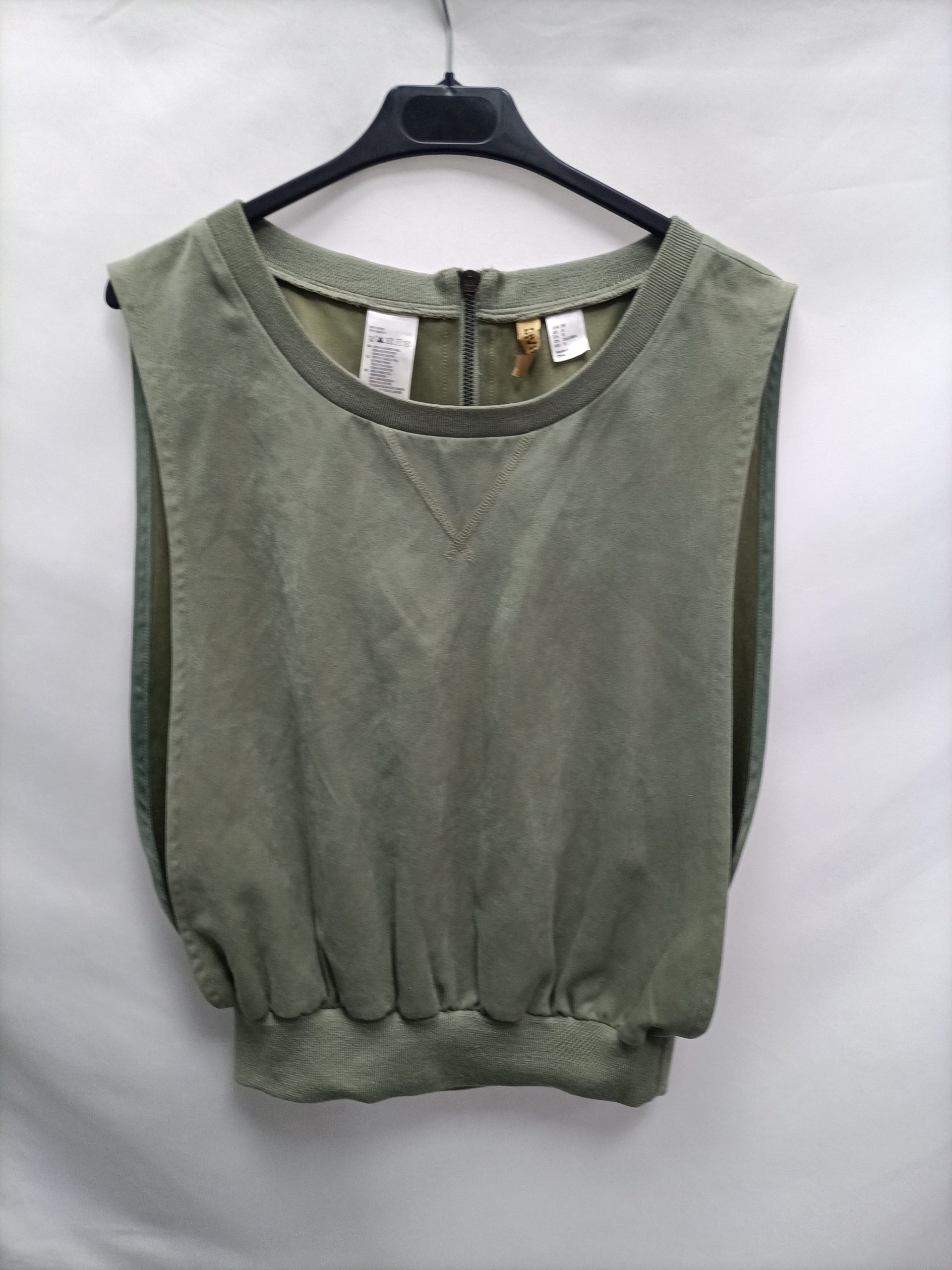 H&M. Top verde antelina T.38