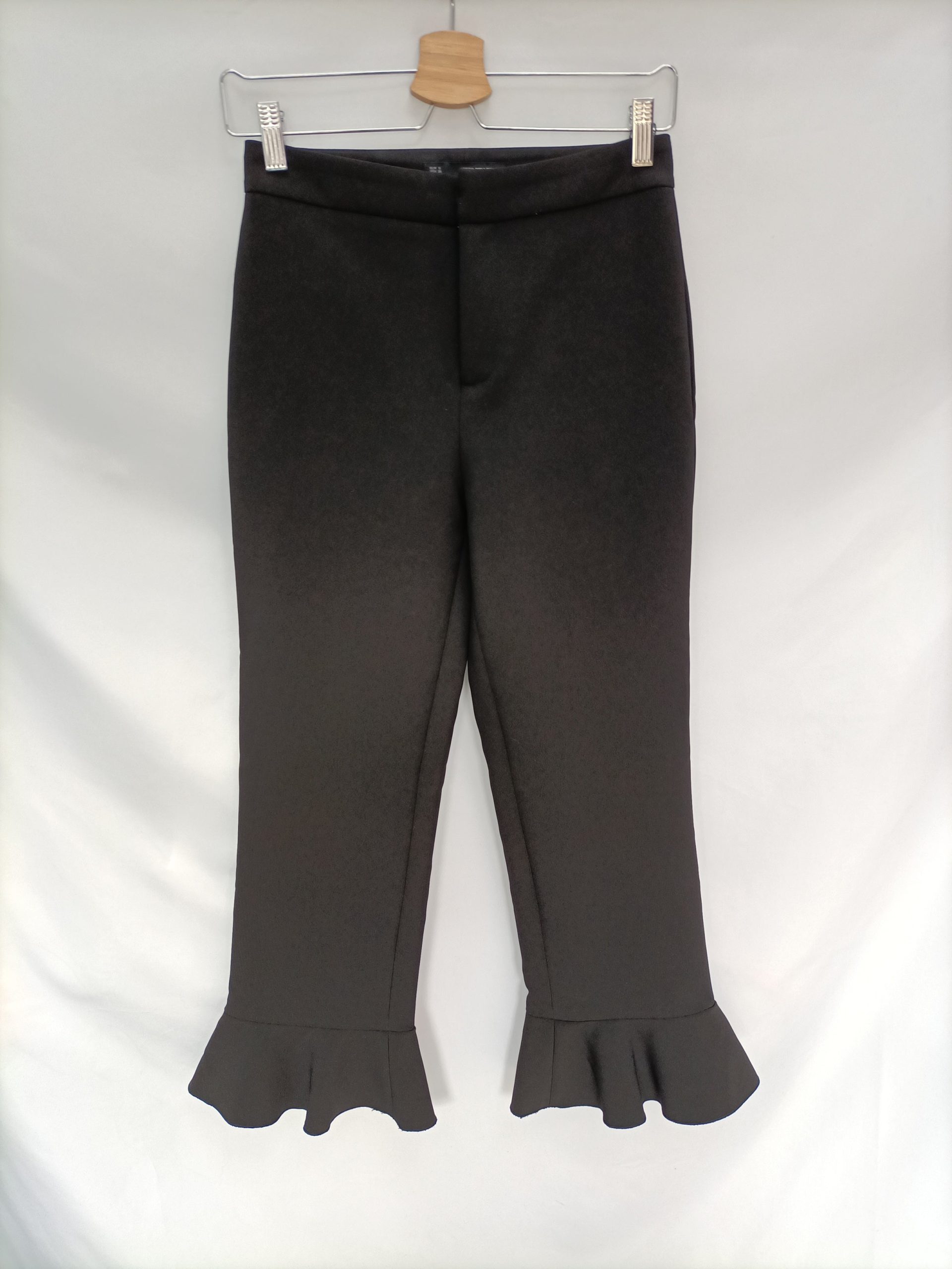 SFERA. Pantalón negro volante T.s