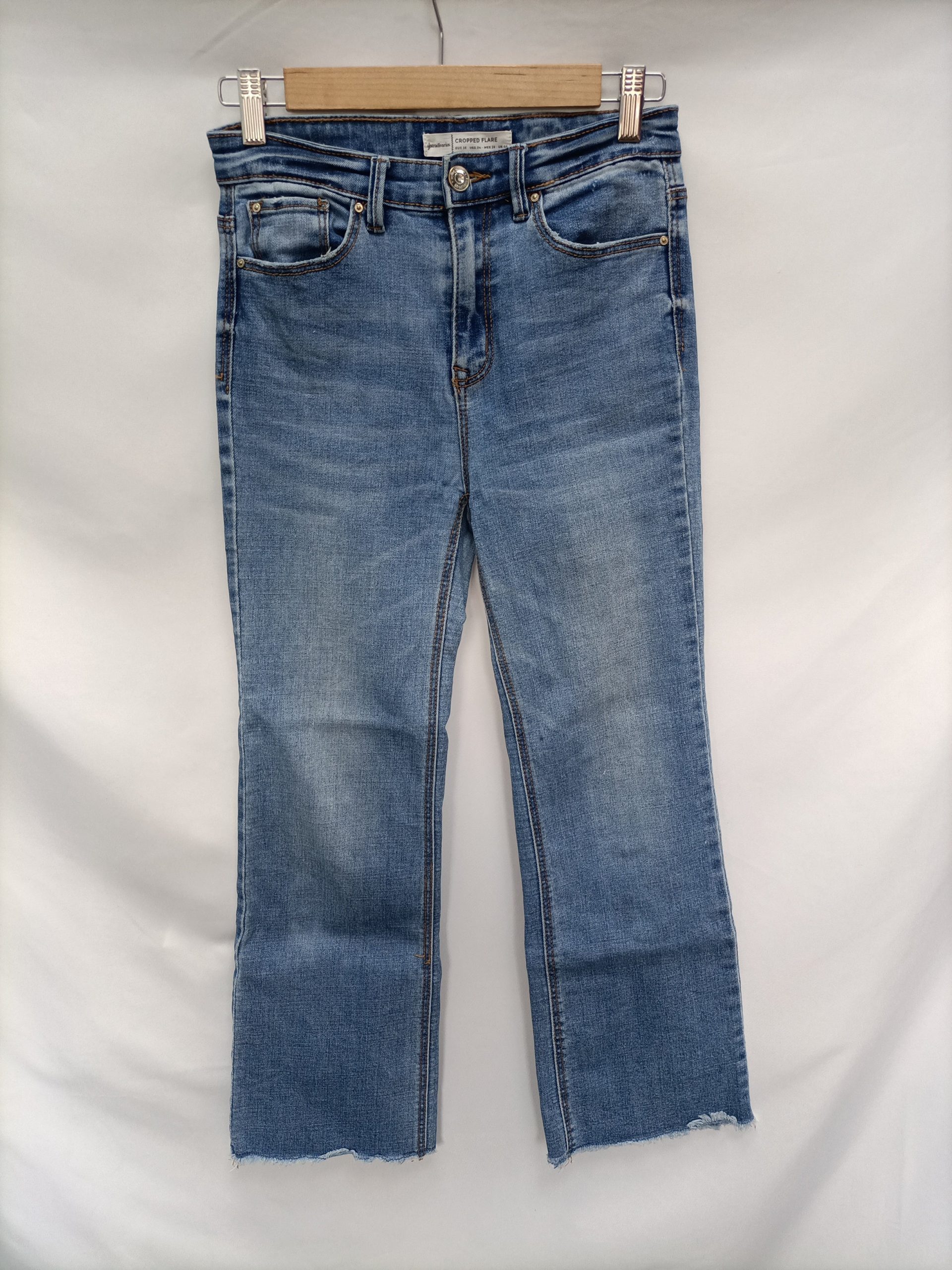 STRADIVARIUS. Pantalón vaquero croped flare T.36