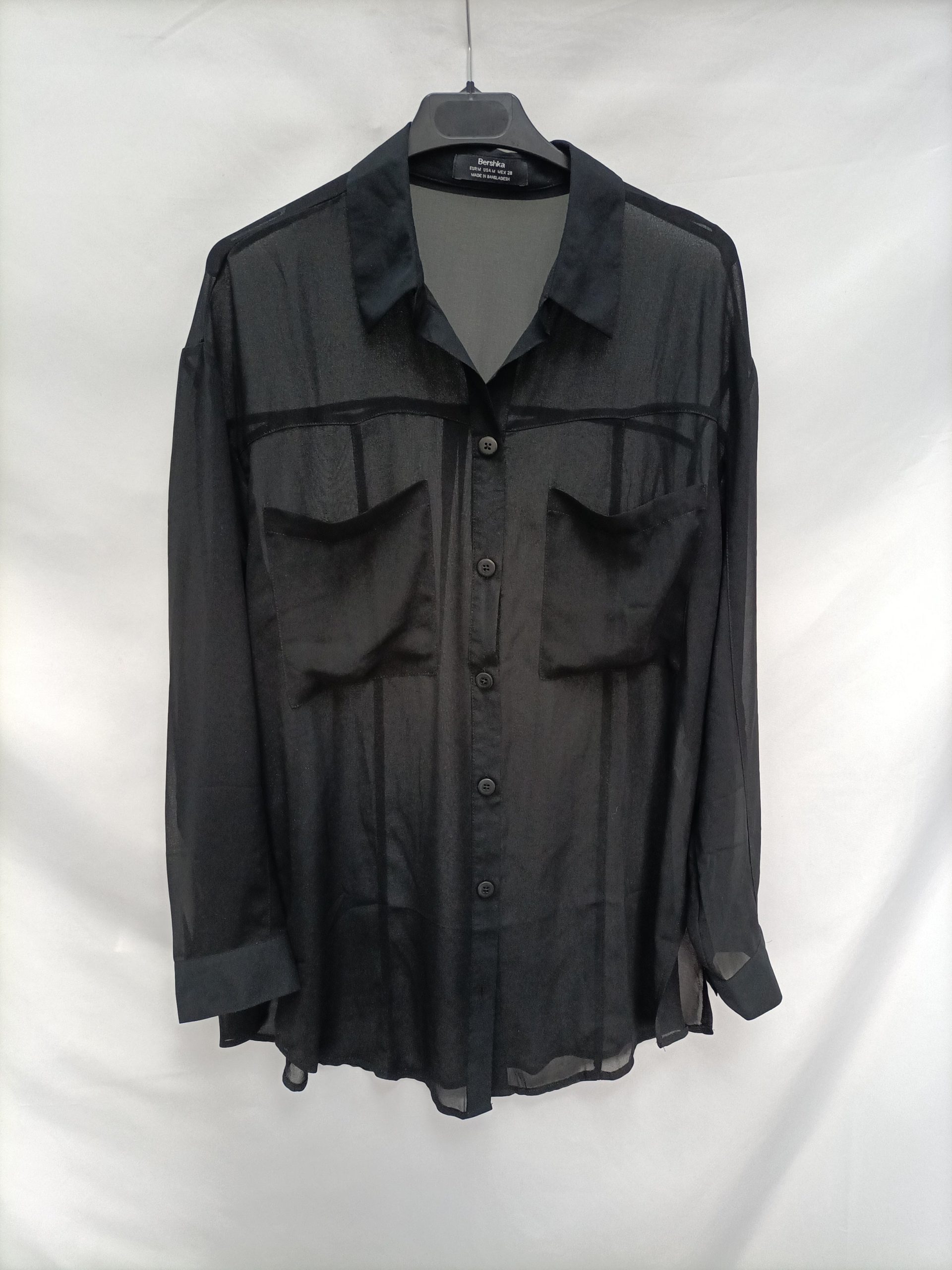 BERSHKA. Blusa negra oversized T.m