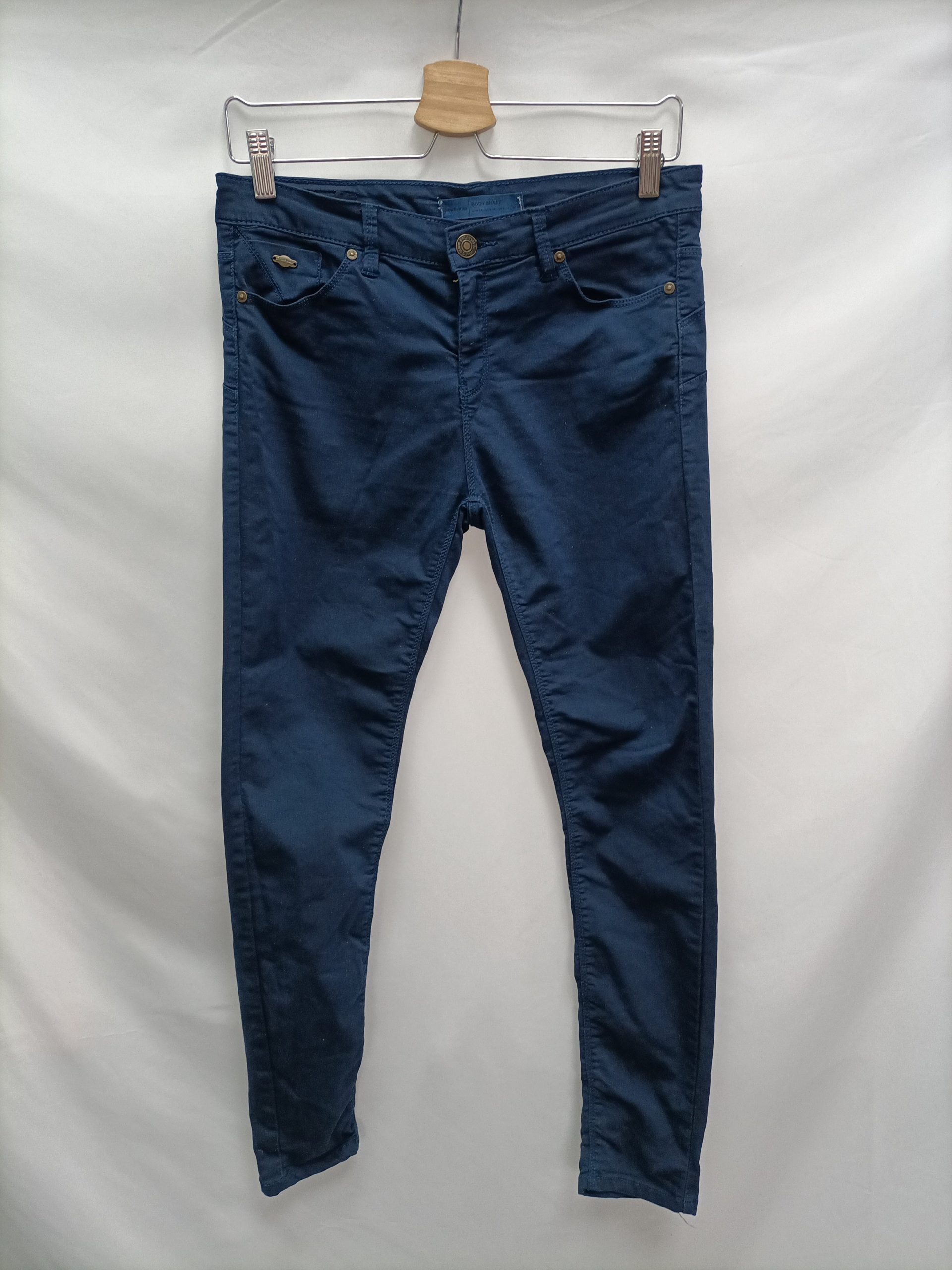 STRADIVARIUS. Pantalón azul pitillo T.38