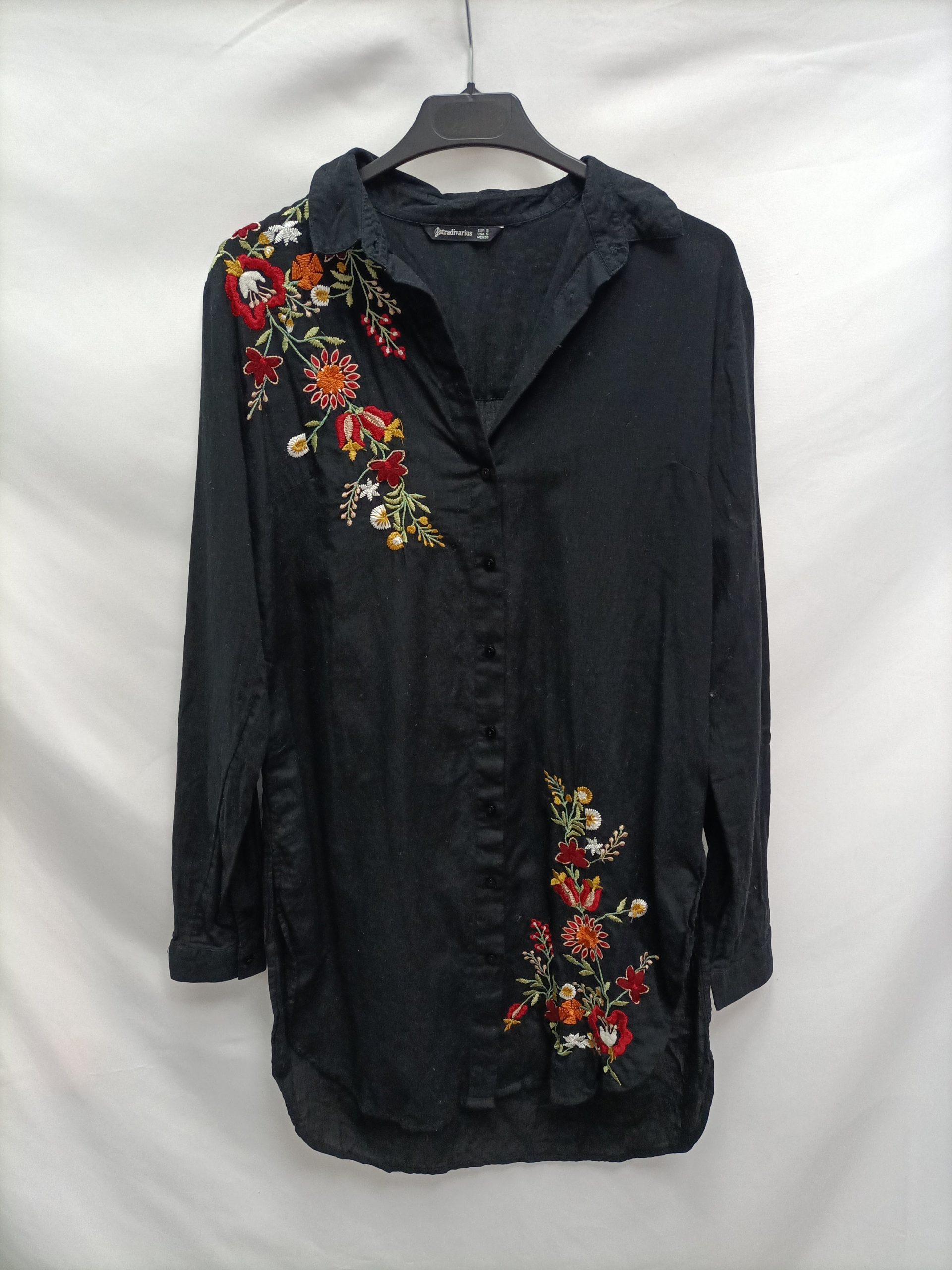 STRADIVARIUS. Vestido camisero bordado  T.s
