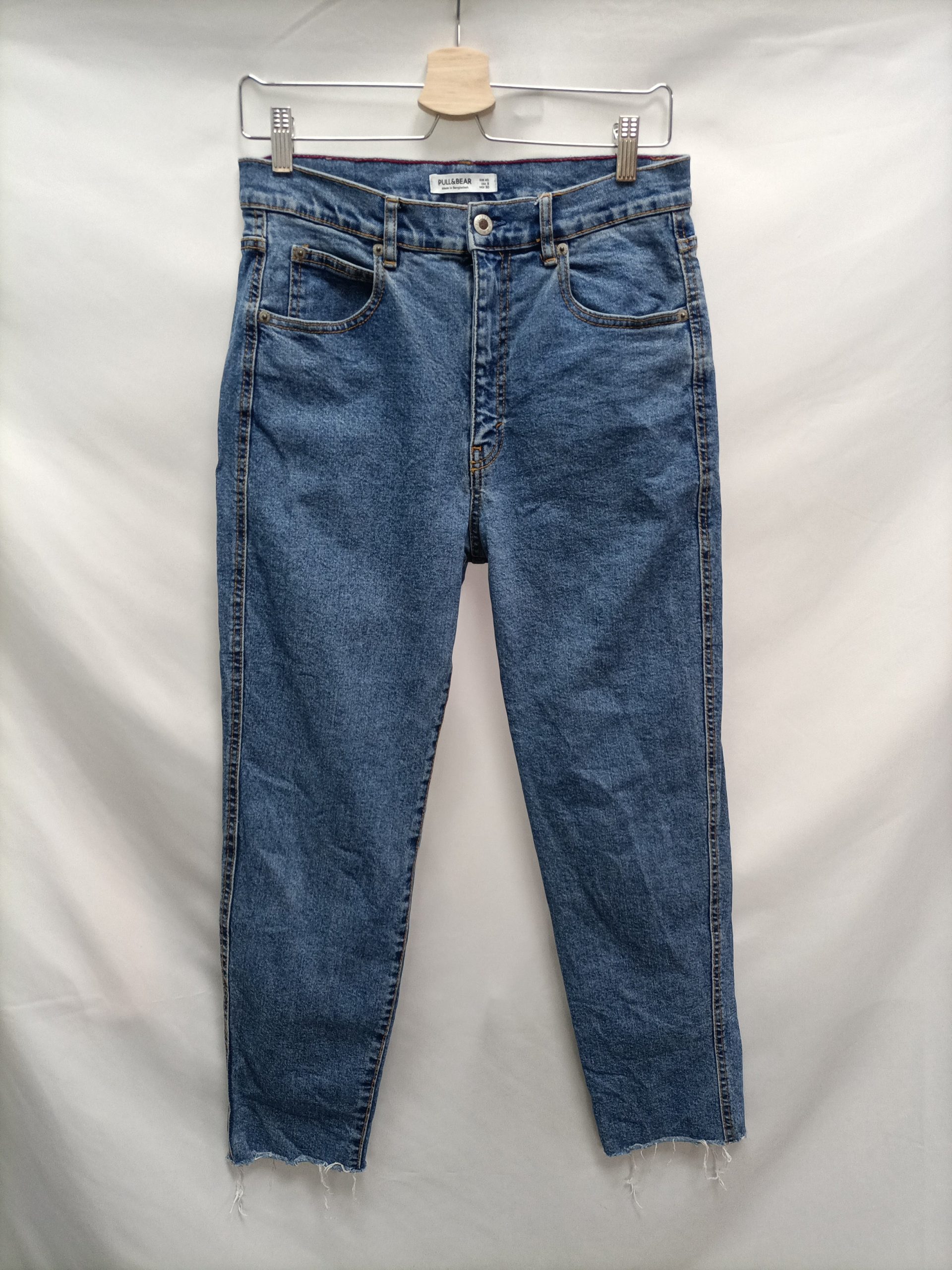 PULL&BEAR. Pantalón denim deshilachado T.40