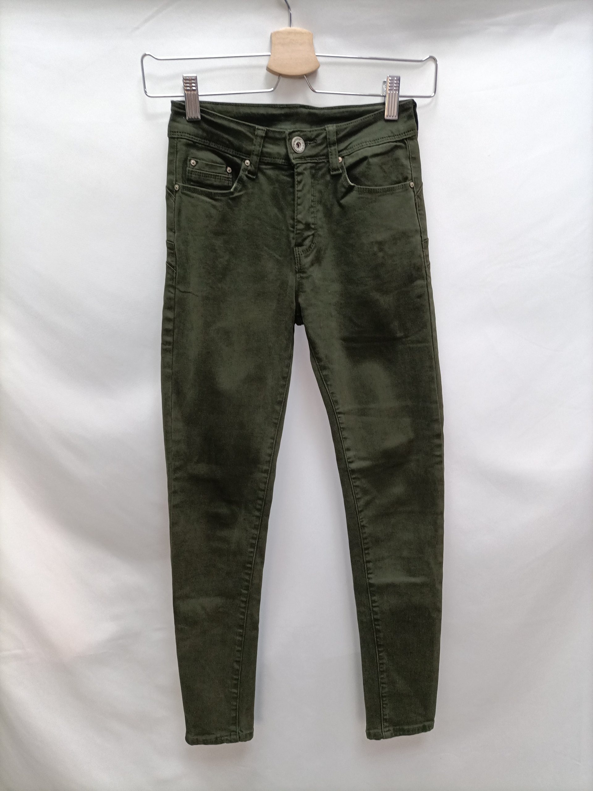 OTRAS. Pantalón pitillo verde T.34