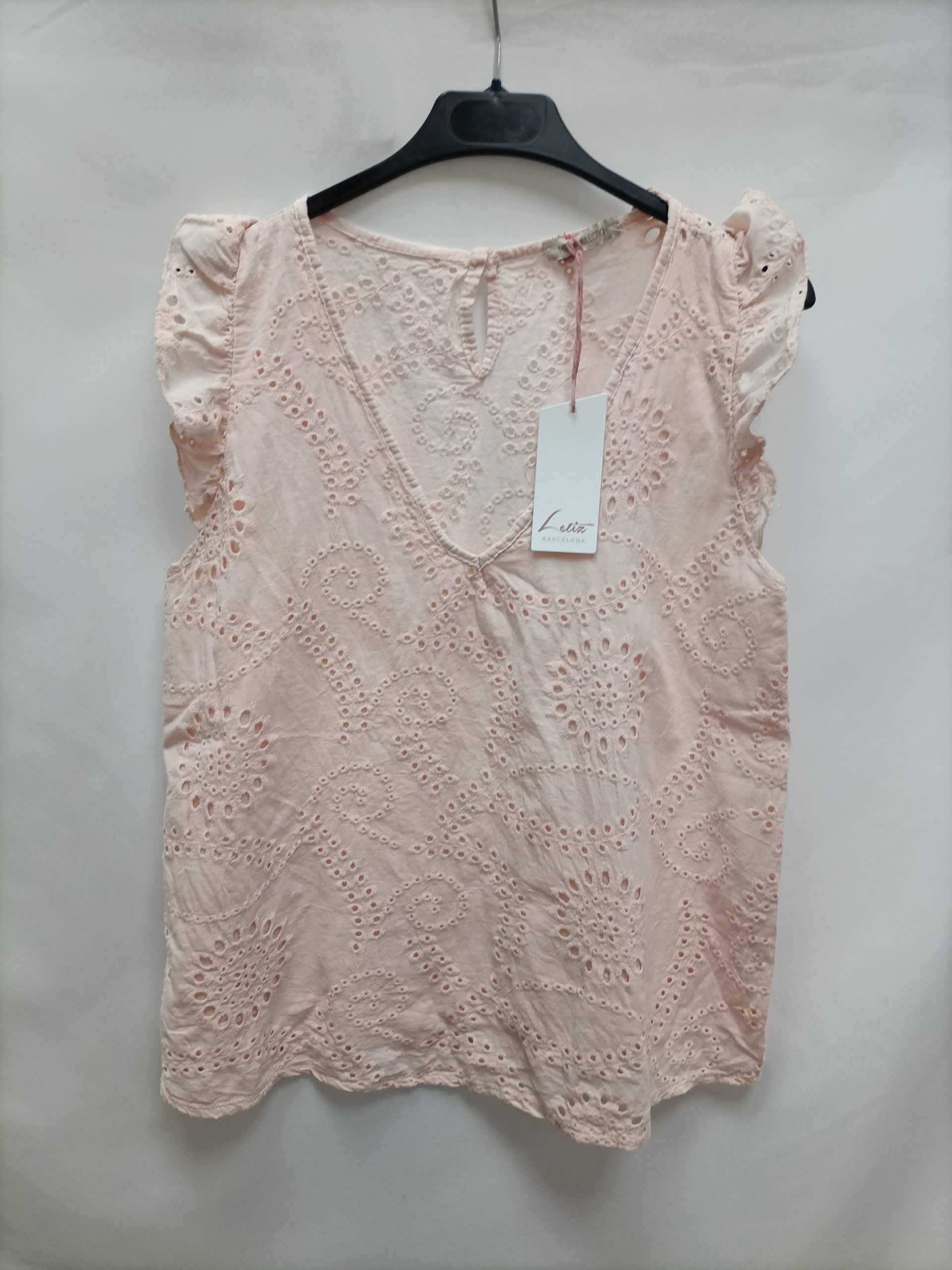 NEW COLECCTION. Blusa rosa troquelada T.
