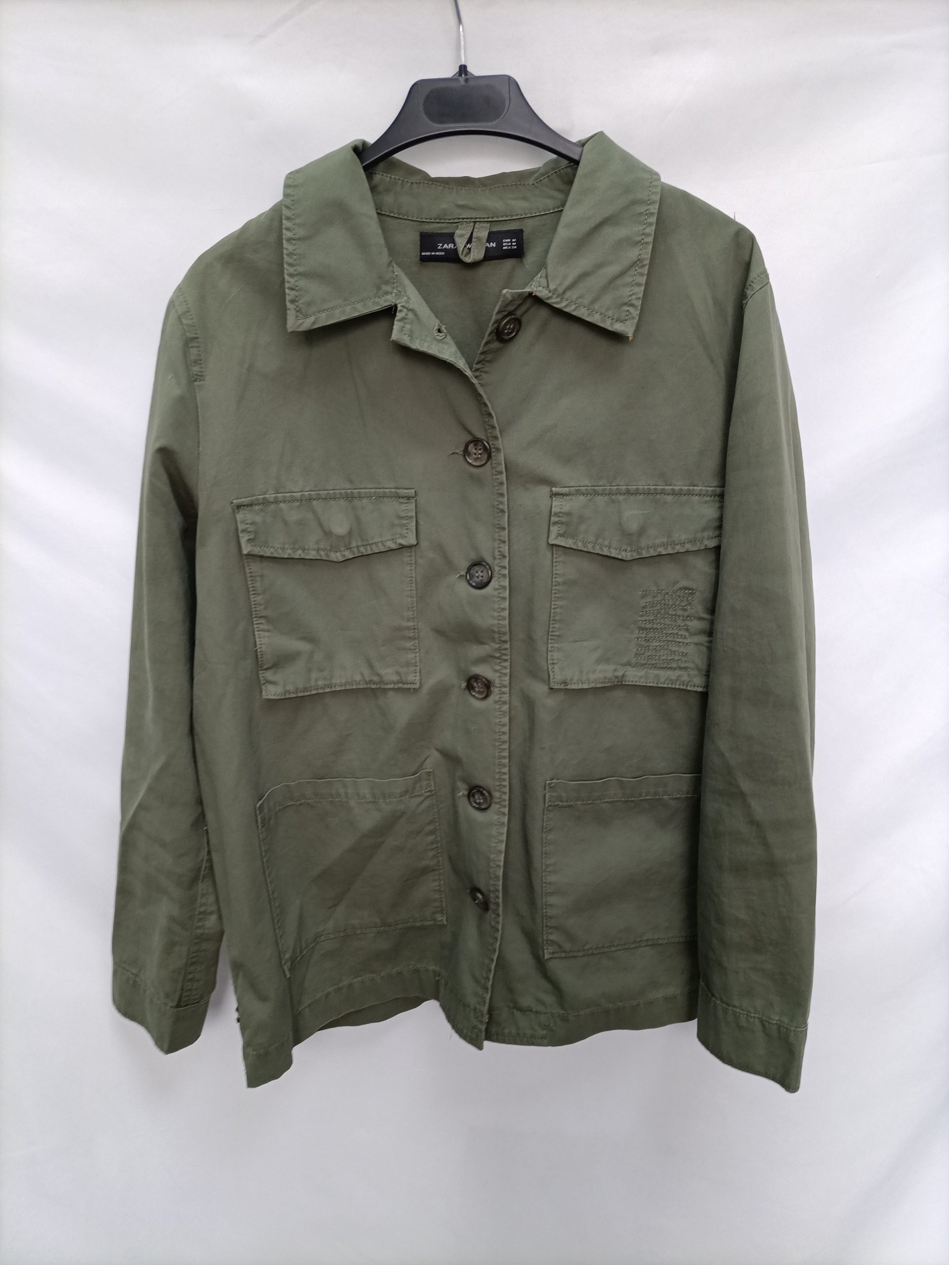 ZARA. Cazadora verde bordada T.m