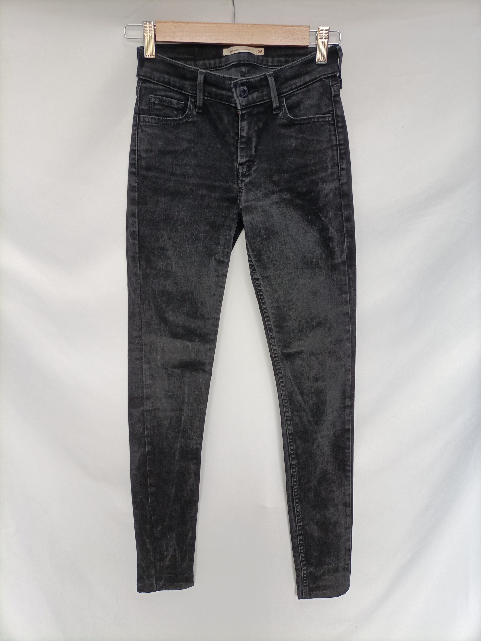 LEVI'S. pantalón negro lavado T.26 (32)