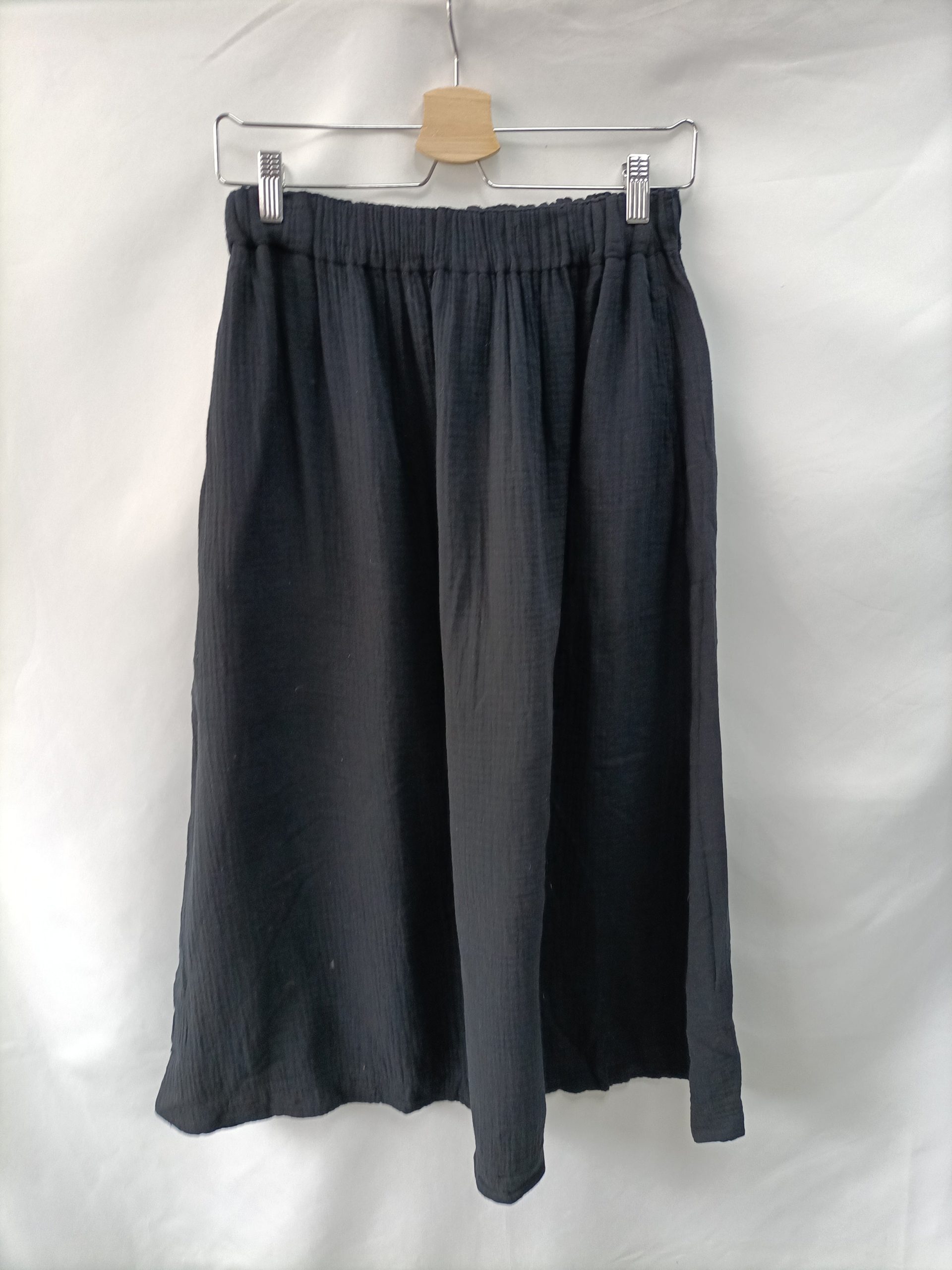 BEATRIZ FUREST. Falda midi negra T.s