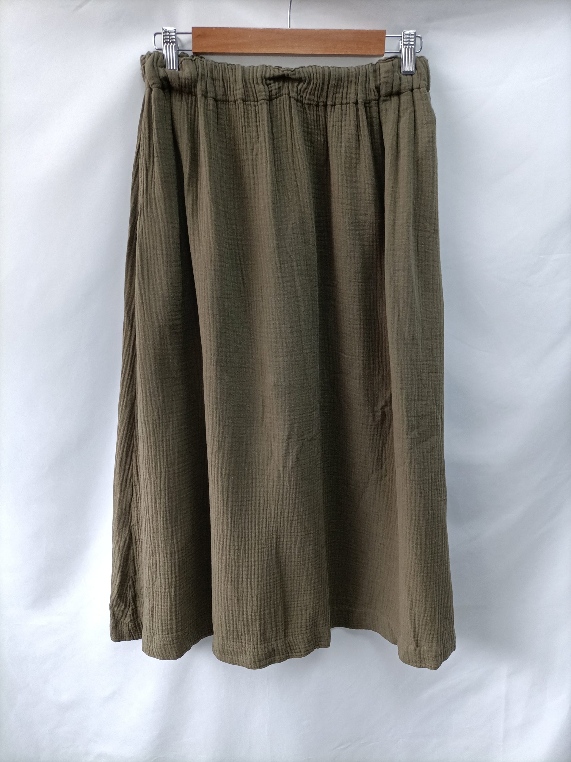 BEATRIZ FUREST. Falda midi verde T.s