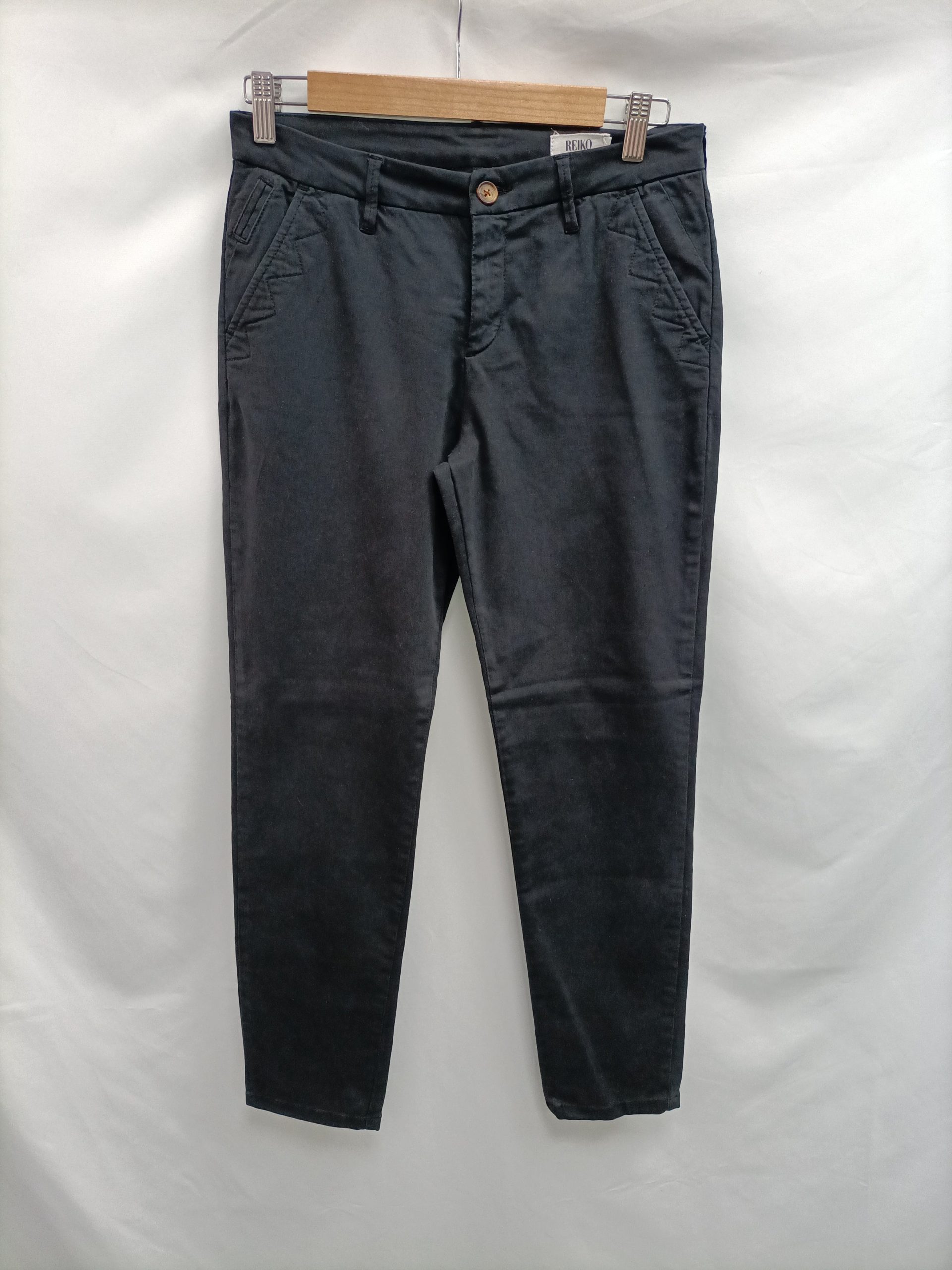 REIKO. Pantalón negro chino T.26(36)