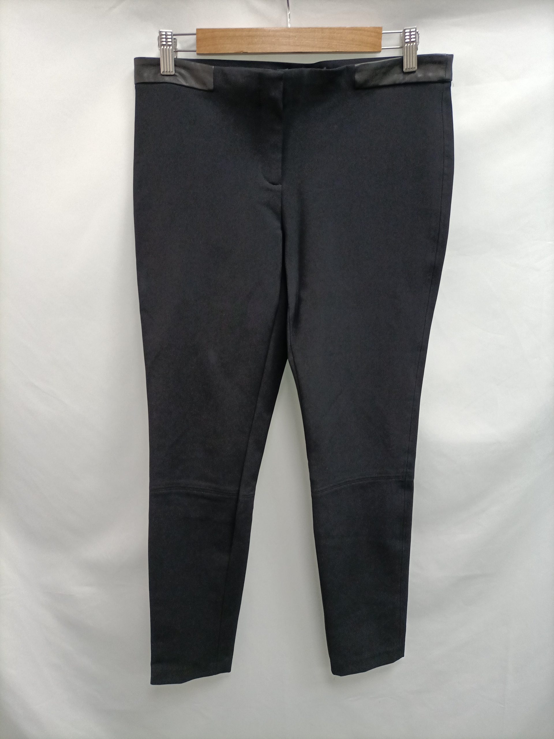 MASSIMO DUTTI. Pantalón negro polipiel T.40