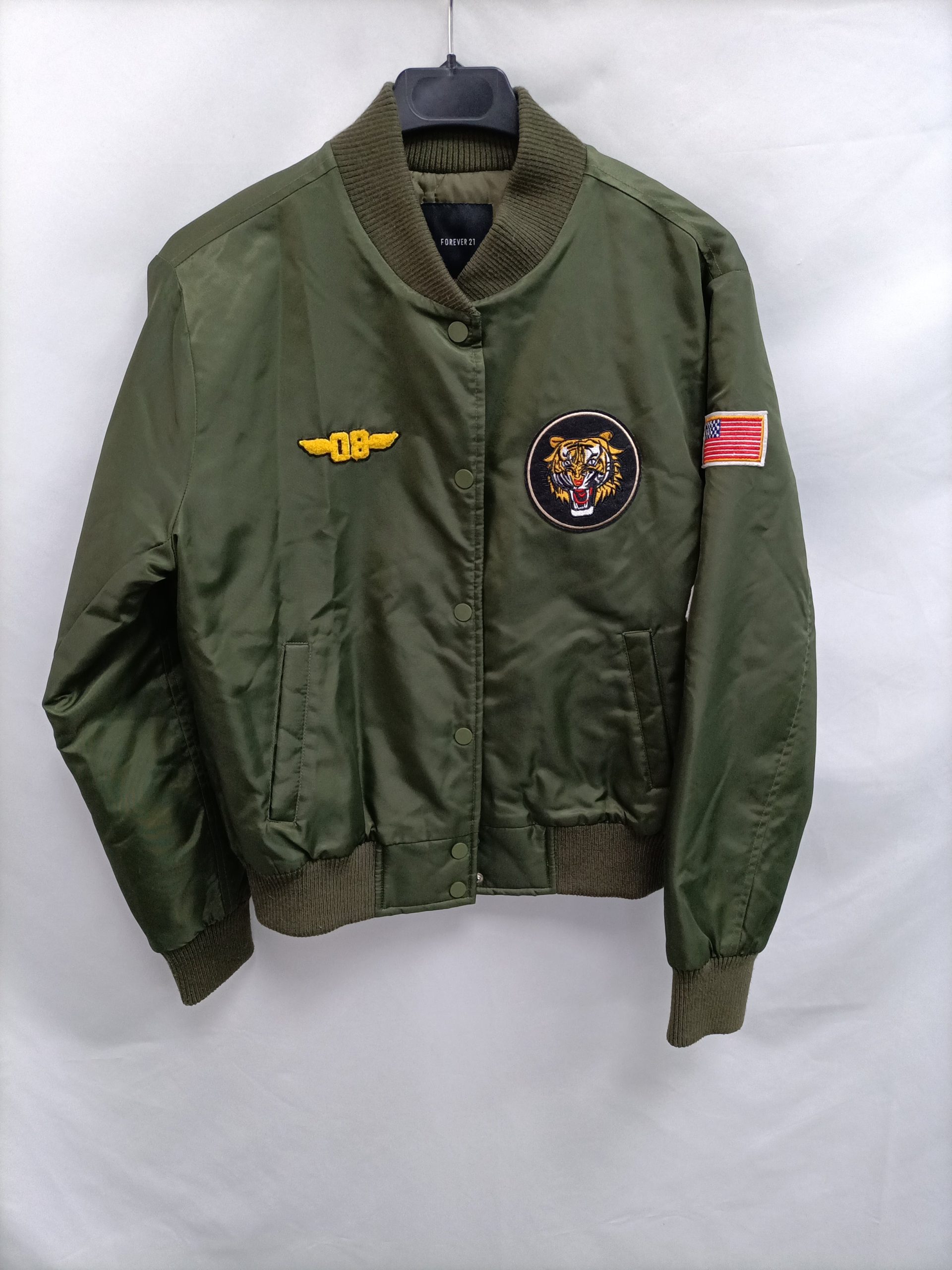 FOREVER21. Bomber verde militar T.s