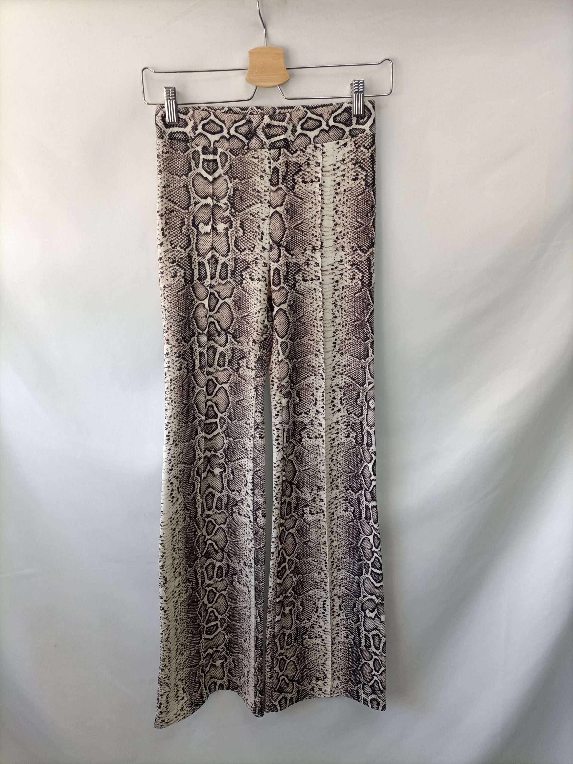 BERSHKA.Pantalones punto campana T.s