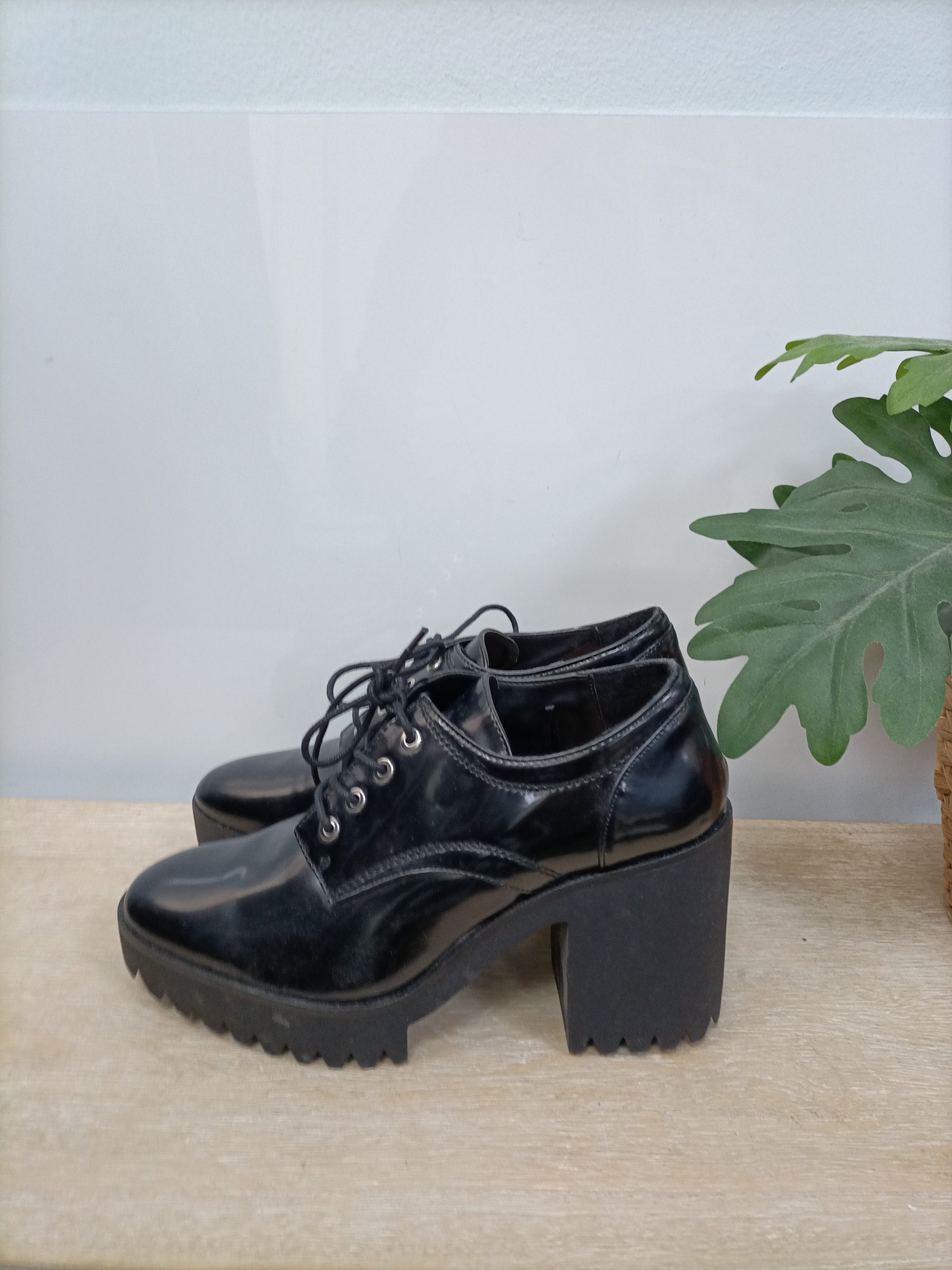 ZARA. Zapatos negro cordones T.39