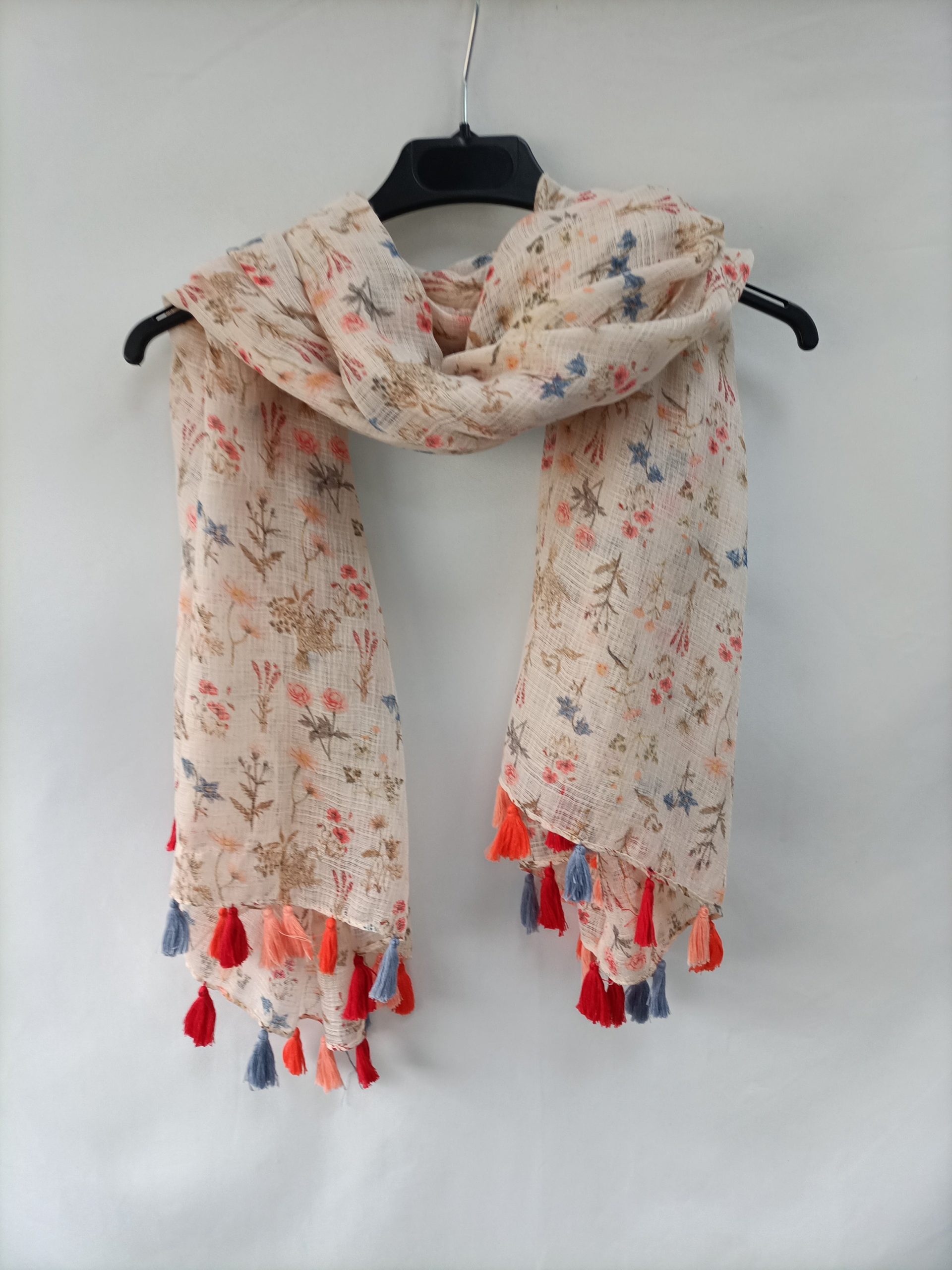 OTRAS. Fular flore y flecos