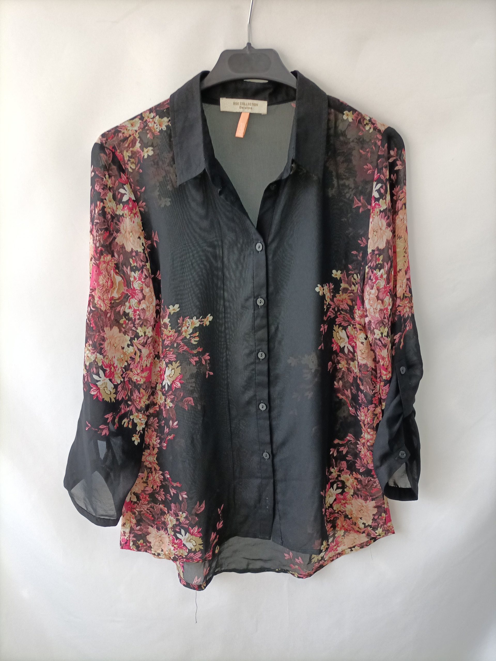 BERSHKA. Blus negra flores T.l