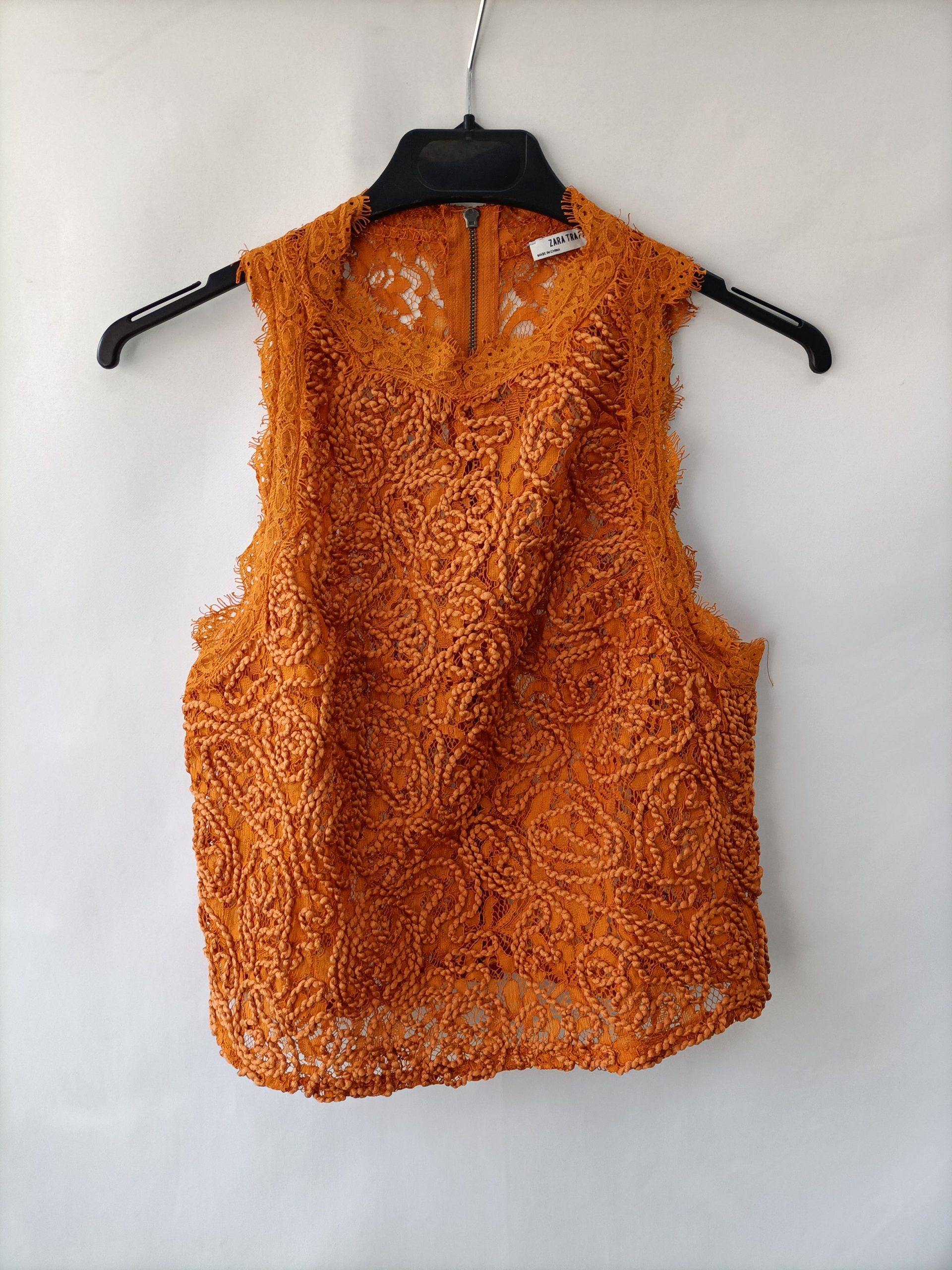 ZARA. Top encaje mostaza T.s