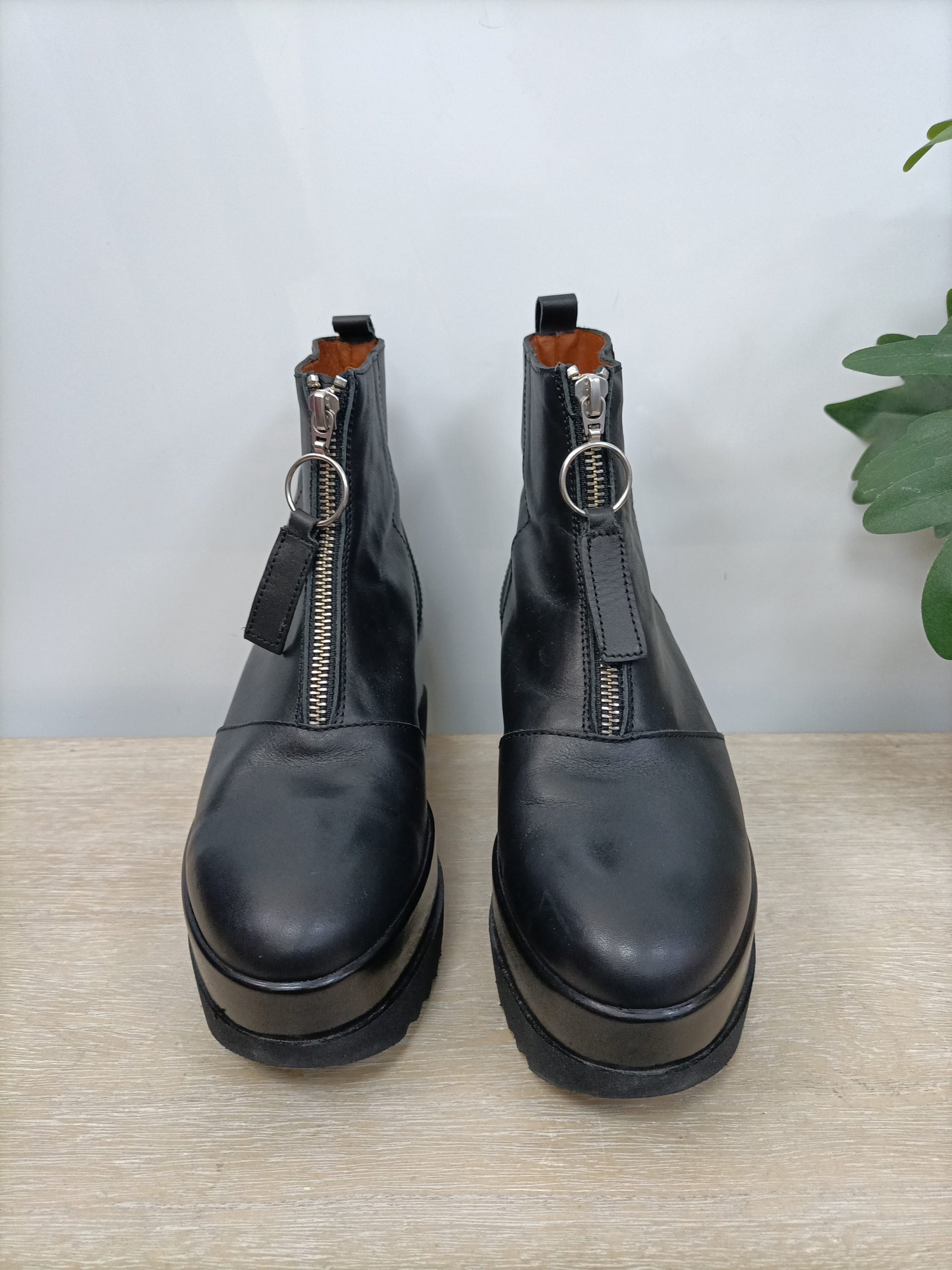 GALA SHOES. Botines negros cremallera T.36