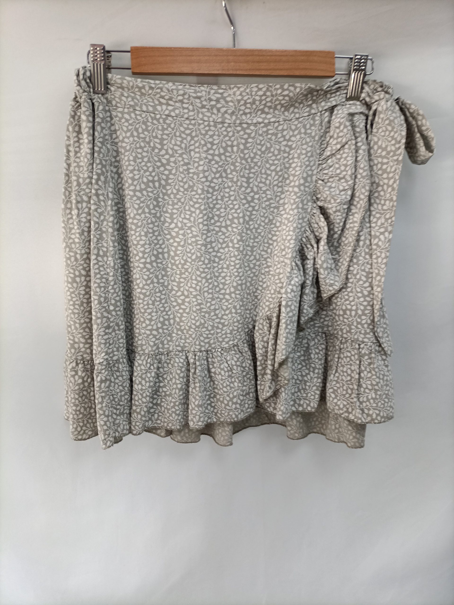 OTRAS. Falda gris florecitas T.u(m)