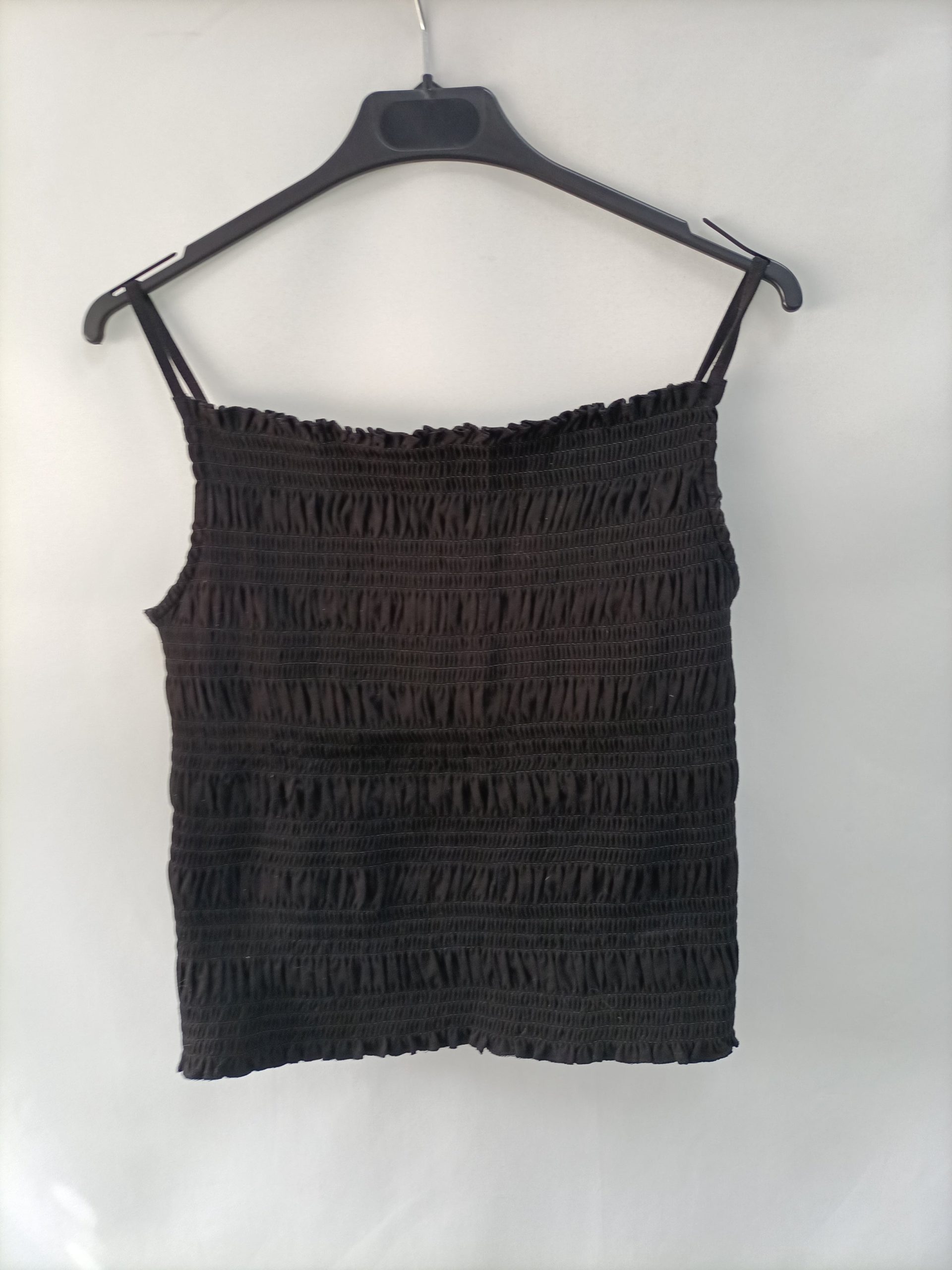 H&M. Top negro nido abeja T.m